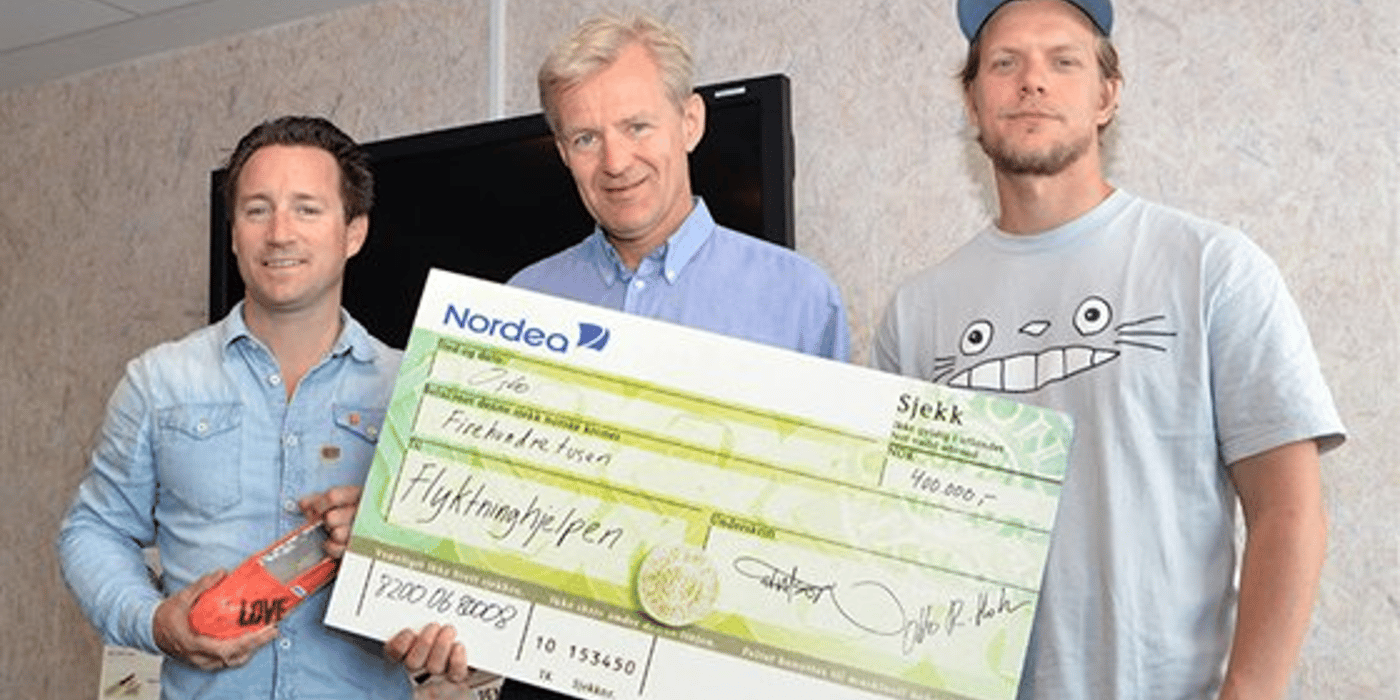 TOMS, Jan Egeland og Martin Whatson med en sjekk på 400.000 kroner.