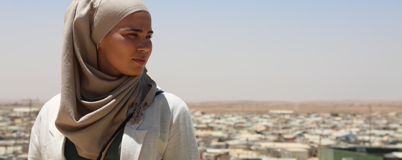 Iman Meskini ser utover en flyktningleir i Jordan. Nå lager hun podkast sammen med Flyktninghjelpen.
