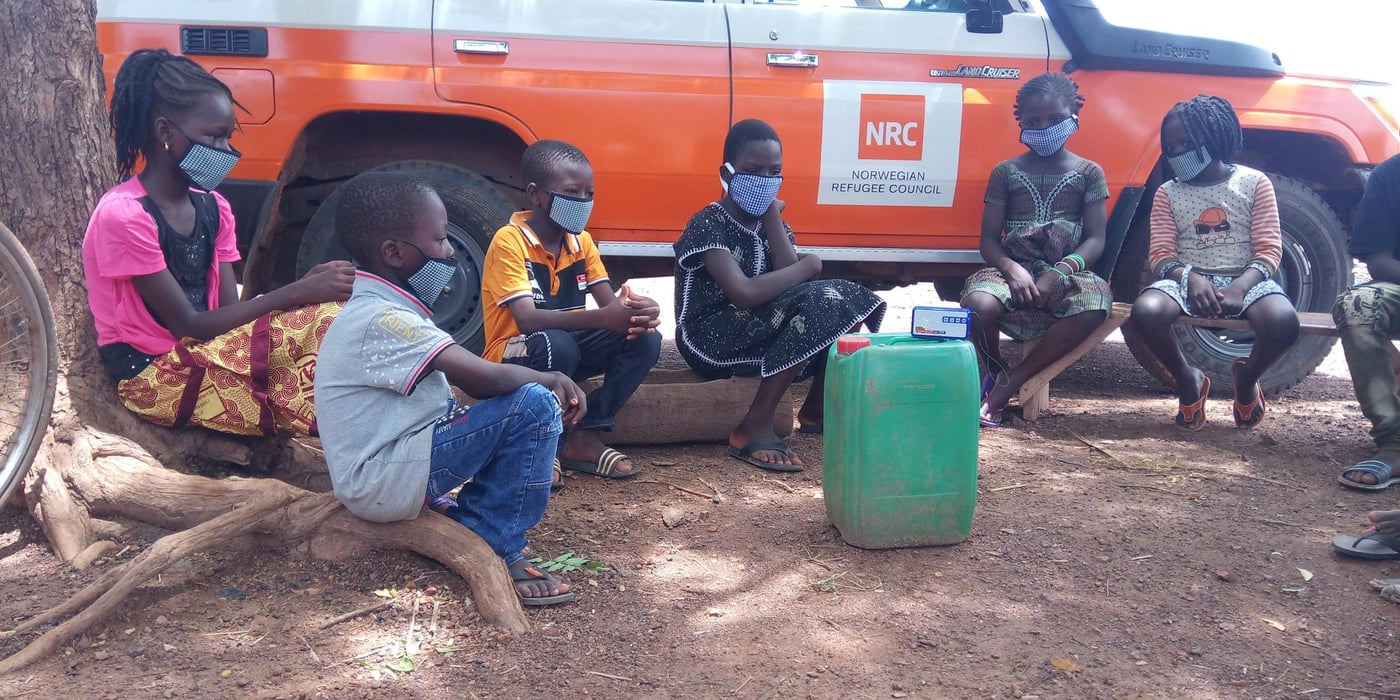 Children in Kongoussi Rural commune, Center North region, Burkina Faso, gather around a small radio to listen to a French lesson on spelling.

Photo: Adama KOURAOGO, Education Officer NRC Burkina