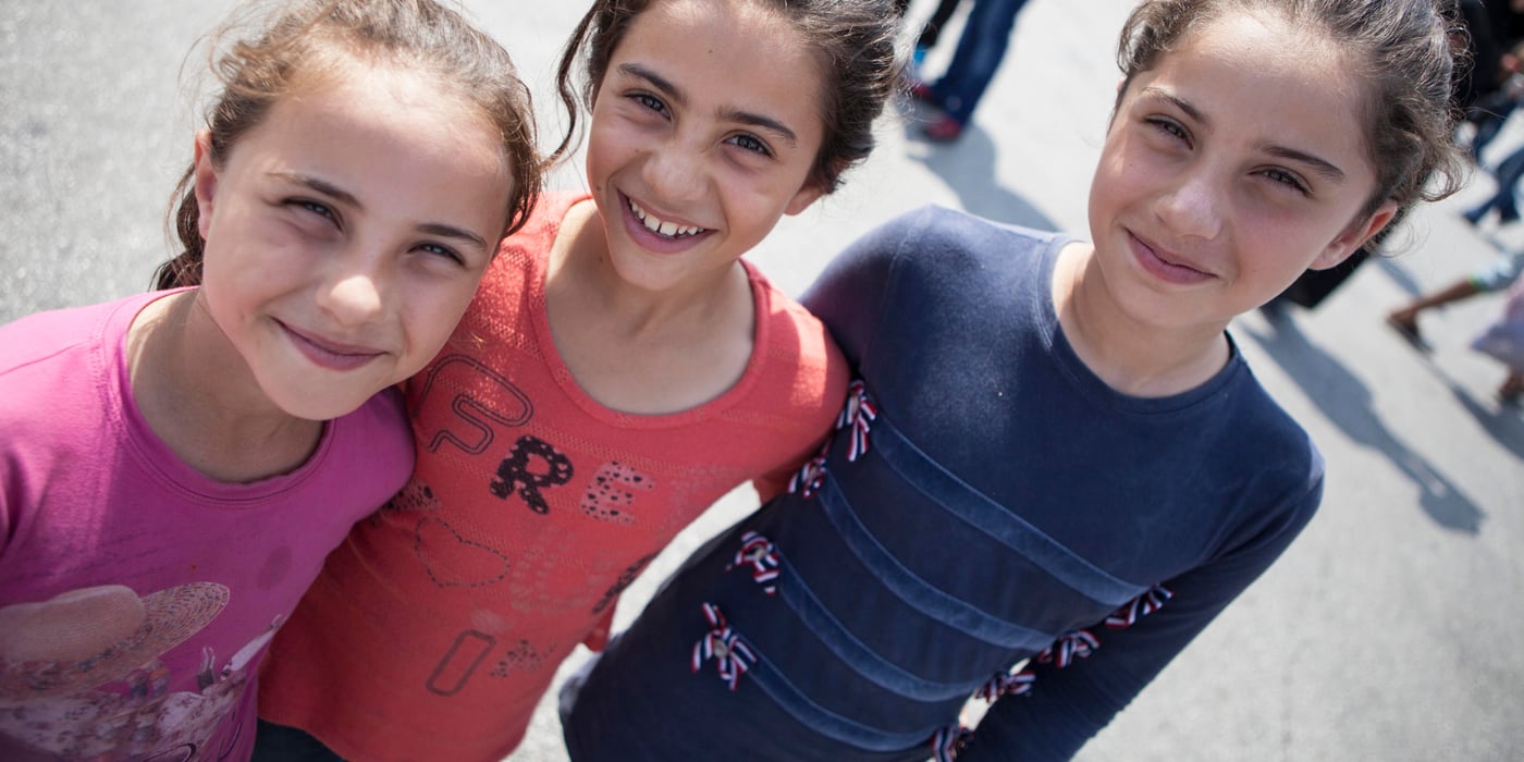 From left: Slava (8), Silvana (9) and Sidra (10) just got off the boat from Lesvos in Athens. They have fled from Aleppo in Syria and spent ten days in Mytilini, Lesvos before they were registered and could continue their journey to Germany. (Photo: Raymond Aaserud/NORCAP)