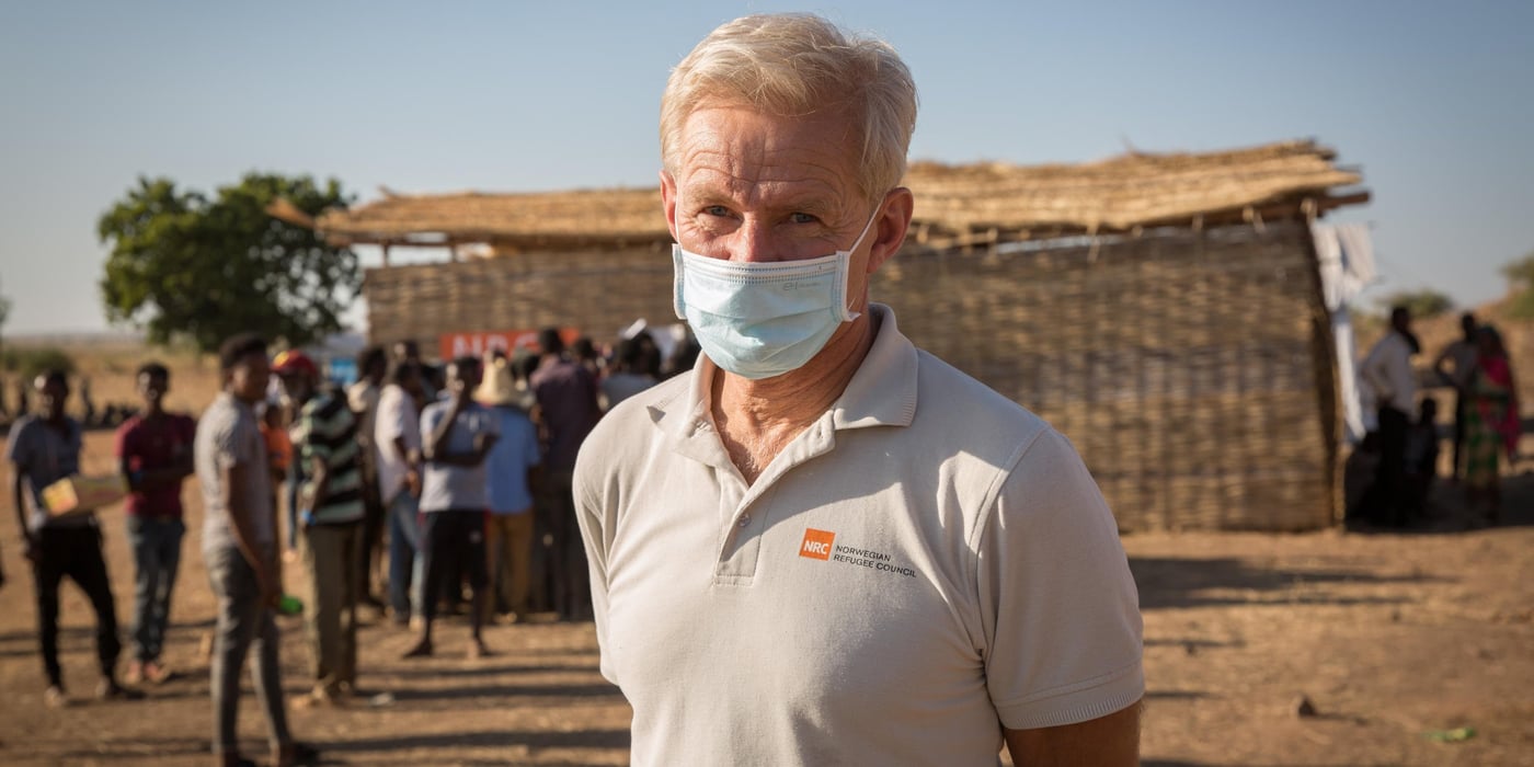 Um Rakuba refugee camp on 2 December 2020. The camp is located 70 kilometers from the Ethiopian border inside eastern Sudan. It currently hosts some 10,000 Ethiopia refugees, who have fled fighting in Ethiopia’s Tigray region over the past month. Jan Egeland, Secretary General of the Norwegian Refugee Council (NRC), was on the ground in the camp speaking with families who had fled the violence. NRC has set up emergency schooling for children displaced by the violence. Already a school for 700 children is up and running after five days operating in the camp.
Copyright: Ingebjørg Kårstad / Norwegian Refugee Council