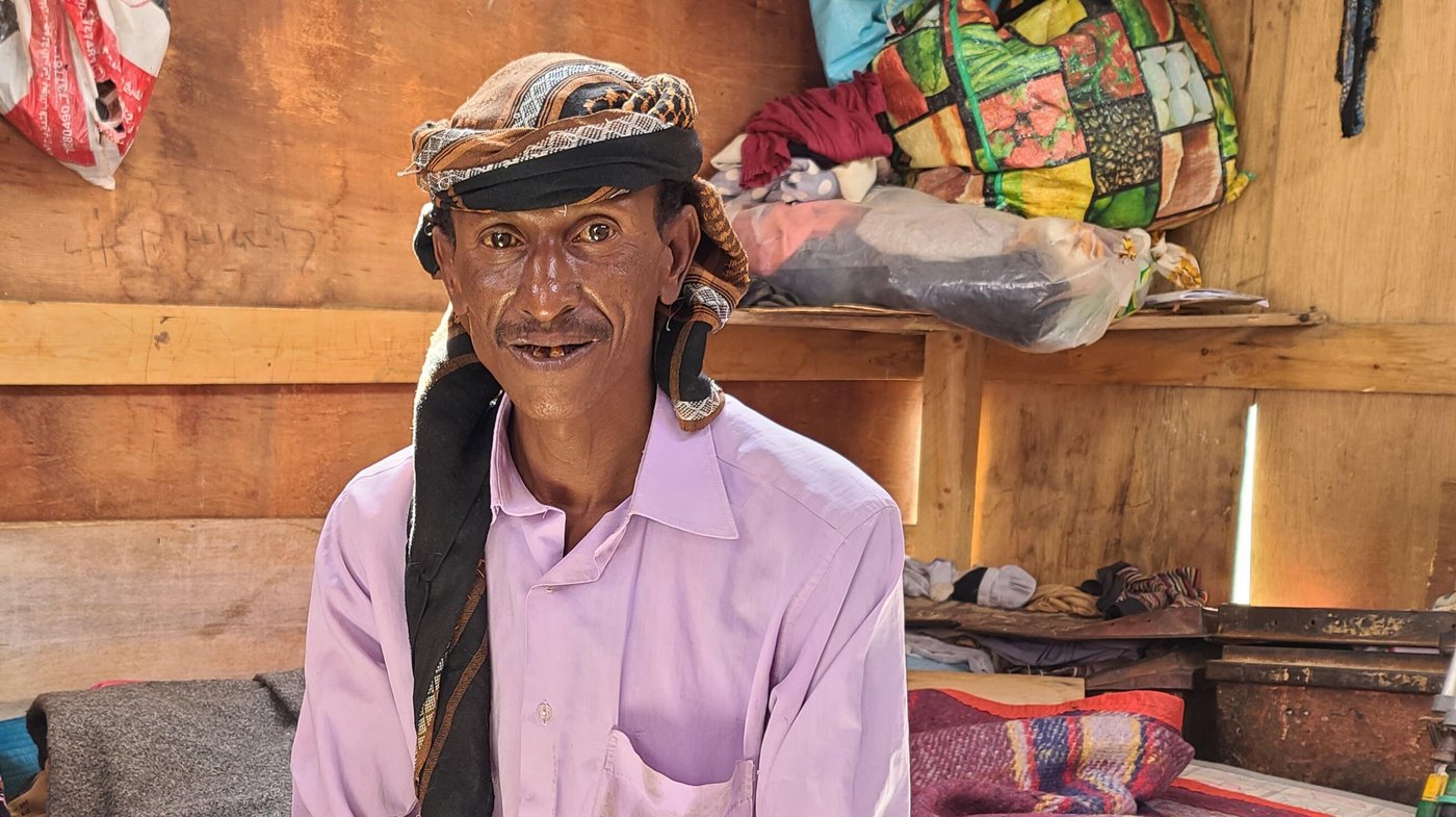 Mohammed Damaj inside his home at Al-Alad camp for displaced people, which NRC built. Mohammed lost his right leg some years ago but has used carpentry skills he learned from an NRC training to improve his shelter and make it more like home. 

Photo: Riona McCormack/NRC