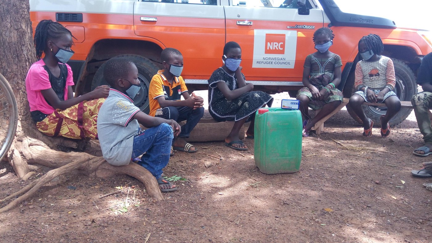 Children in Kongoussi Rural commune, Center North region, Burkina Faso, gather around a small radio to listen to a French lesson on spelling.

Photo: Adama KOURAOGO, Education Officer NRC Burkina