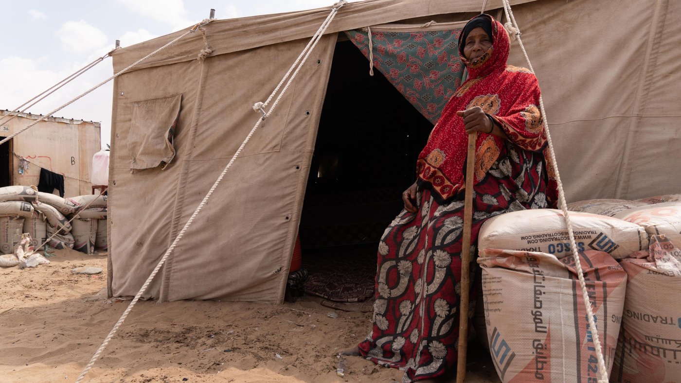 An elderly outside of the temporary tent used before the new shelters were built at Al-Anad camp in LAhj governorate.
Photo: Ayman Zaki/NRC