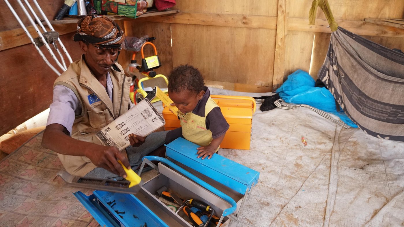 Mohammed and his youngest child, with the toolkit provided as part of his training by NRC and funded by the European Union.
Photo: Ayman Zaki/NRC