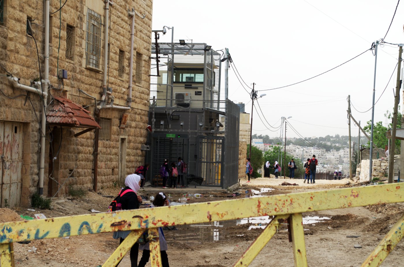 Within 10 meters of the entrance to Muna’s apartment building lies the Qafisheh checkpoint. A yellow steel gate, sometimes manned, prevents entry to vehicles.
Photo: Ivan Karakashian/NRC