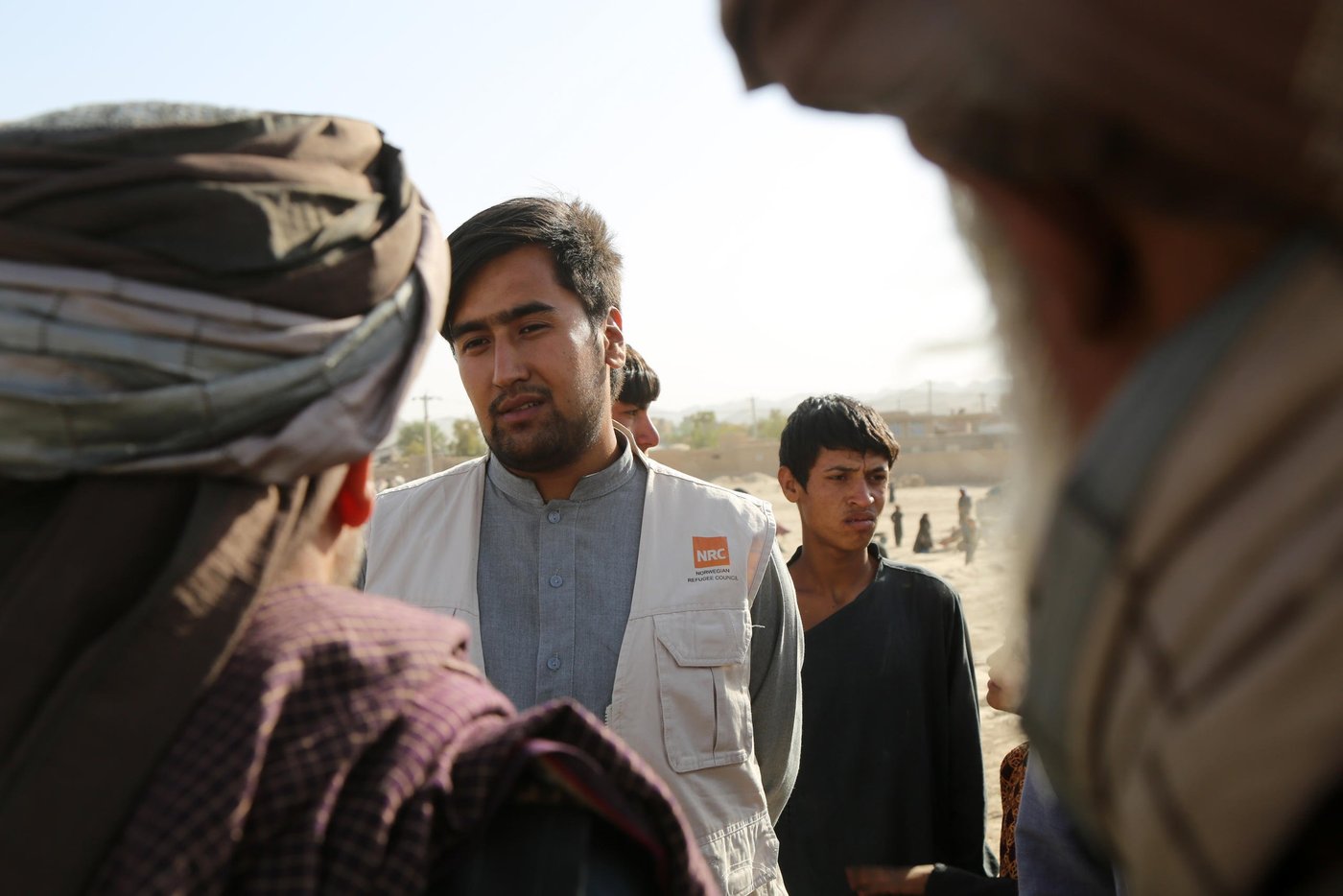 NRC Camp Management and WASH staff speak to families who have escaped drought and conflict in their villages in Muqur district to get assistance in provincial center Qala-e-naw, Badghis.
PHoto: NRC/Enayatullah Azad