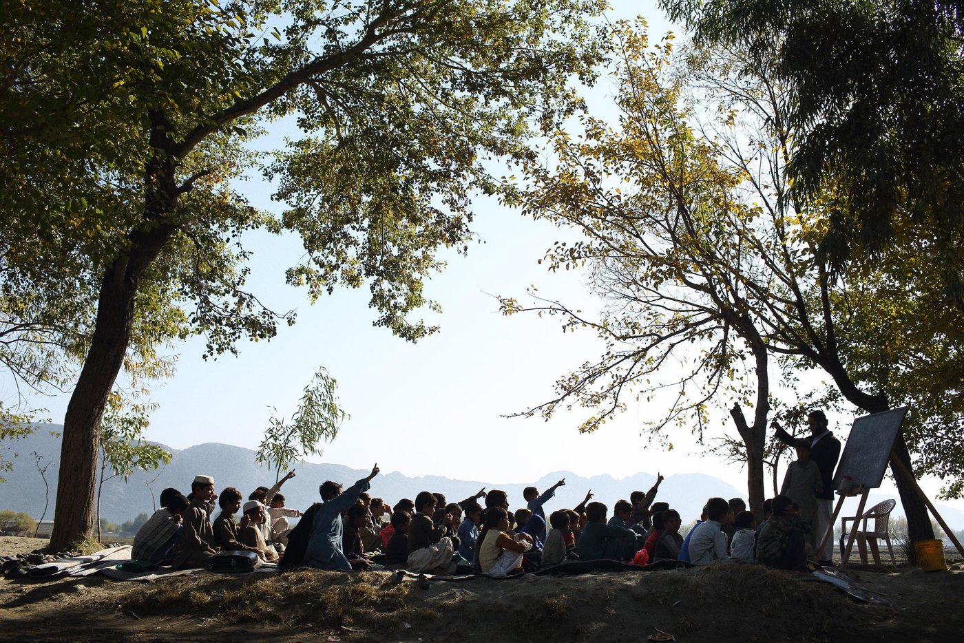 A scene from a community based school run by the Norwegian Refugee Council (NRC) in the Behsud District of Nangarhar province, just outside the provincial capital, Jalalabad. The school caters for internally displaced children, most of whom have returned from Pakistan after years as refugees. The majority are from families originally from Kunar province but due to ongoing conflict there are unable to return. Photo: Andrew Quilty / Oculi for Norwegian Refugee Council