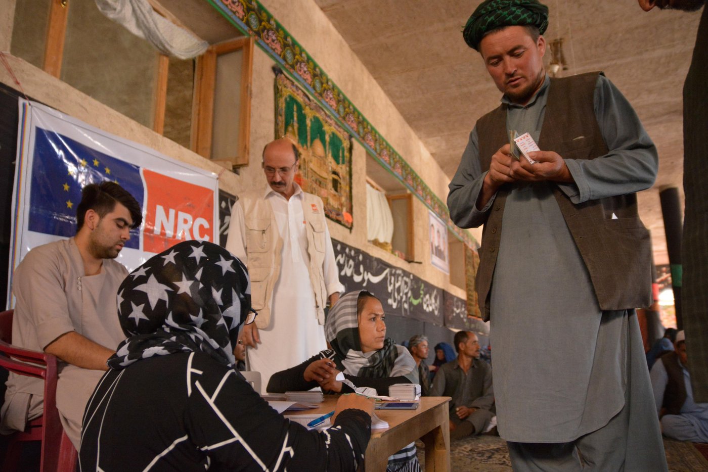 Thousands of men, women, girls and boys have been forced to flee from their homes in Mirza Olang of Northern Sar-e-pul province after the Taliban militants in coordination with armed groups affiliated to ISIS jointly carried out an operation to capture the valley.
With support from ECHO, the Norwegian Refugee Council (NRC) provided basic assistance to 457 families displaced from the assault on Mirza Olang in provincial capital Sar-e-pul city.
Photo: NRC/Enayatullah Azad