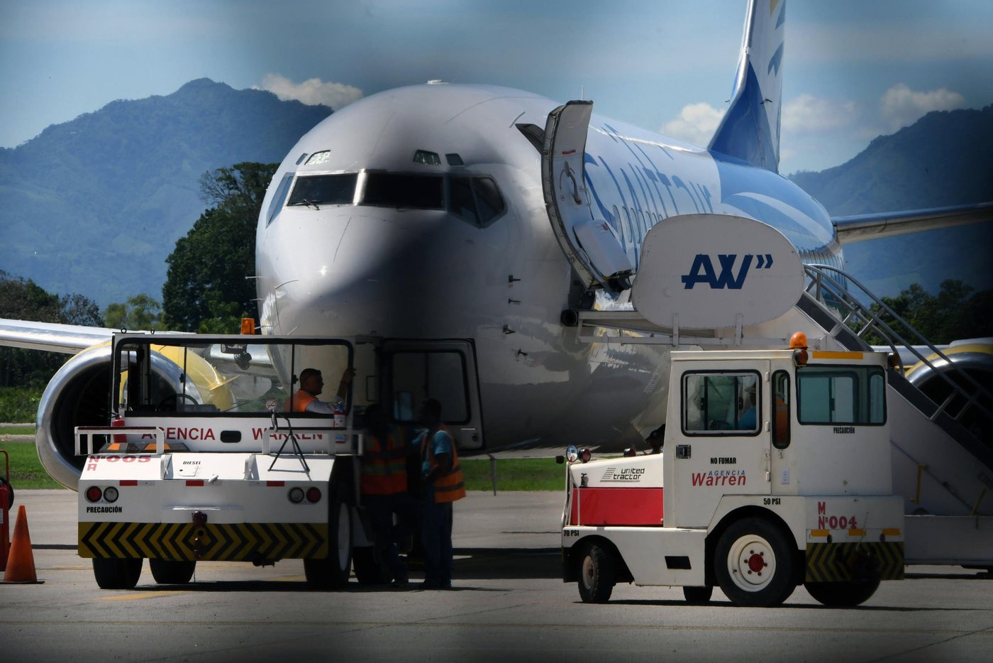 A US aircraft carrying some of the 238 Honduran deported immigrants is pictured at the tarmac of the Ramon Villeda Morales airport, in San Pedro Sula, 200 kilometres north of Tegucigalpa, on June 22, 2018. 
238 Honduran citizens deported from the US arrived on Friday back to their country. According to their testimony they travelled hand, foot and waist chained.  / AFP PHOTO / ORLANDO SIERRA