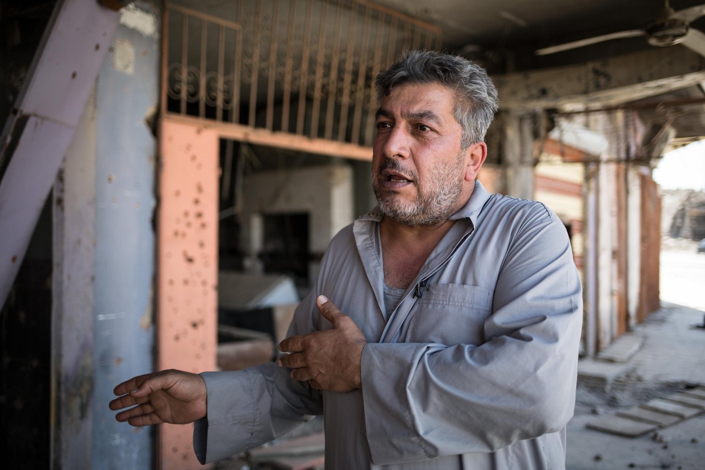 Photo : Tom Peyre-Costa
Taha Ahmed, Former owner of a sound recording studio is currently jobless in West Mosul. “ISIS confiscated the recording devices from my studio so I made it a falafel shop, but since the retaking of Mosul I am jobless and I have a family to feed. There are no jobs, the streets are still laced with rubbles, and nobody care about us. They only promise but do nothing”.
The stores are empty, there are no job opportunities and we don’t know what to do for a living. It has been one year since the retaking of Mosul and nothing has changed. Taha says: “80% of Mosul population is jobless. No one is supporting the people. If the government and the international community does not provide help, the situation in Nineveh will get worse”.