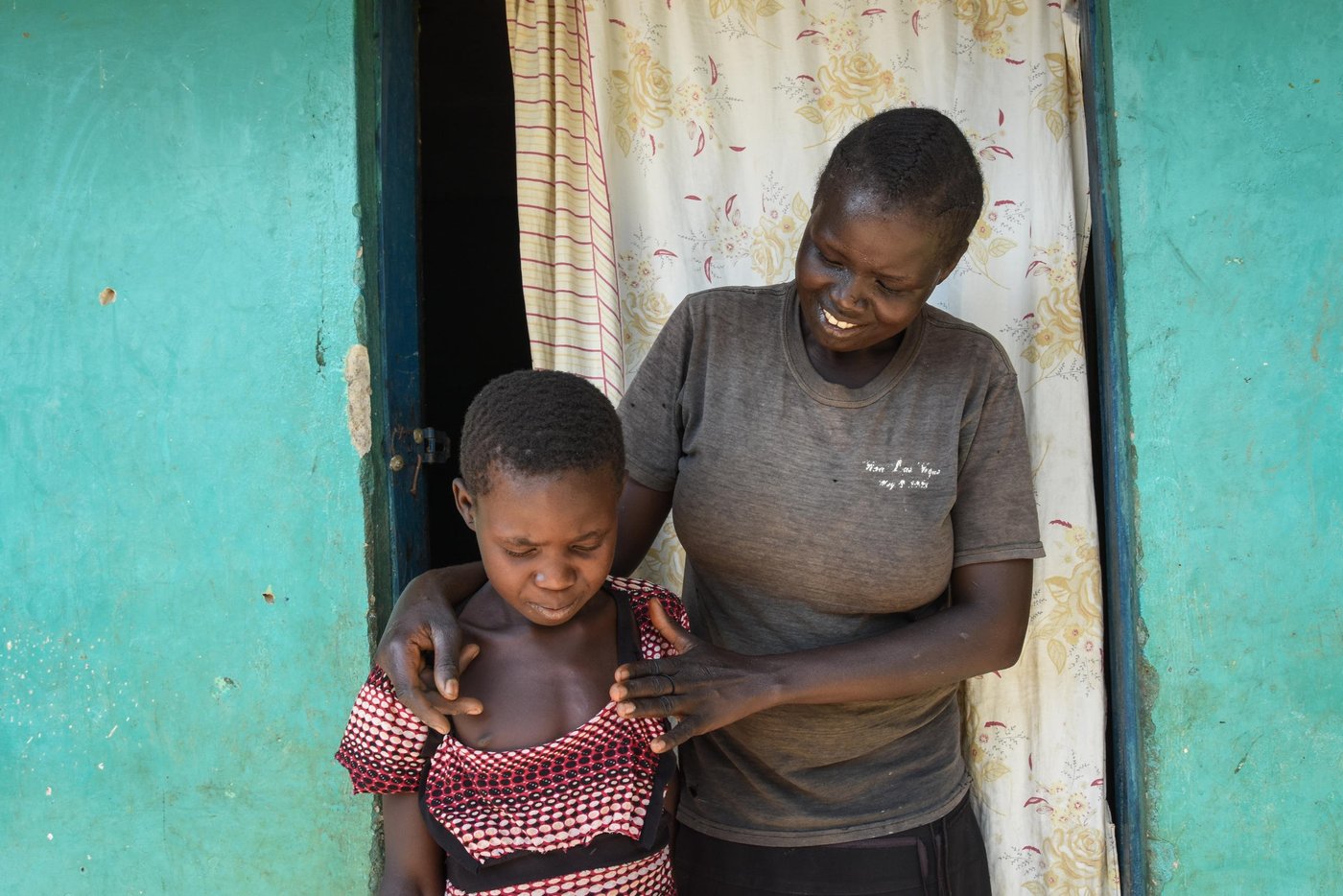 Alice Kaya and her daughter Charity are standing in front of their temporary home in Yei. The family fled Mukaya in late 2017.
Photo: NRC/Tiril Skarstein