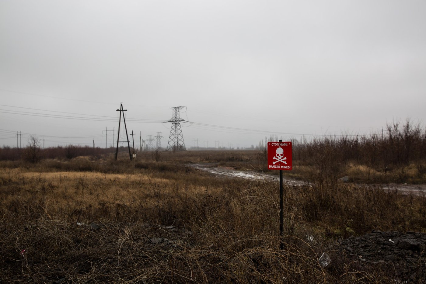 The fields surrounding the contact line are filled with lethal mines and will remain a constant threat to the local populations for years to come.
Photo: Ingebjørg Kårstad/NRC