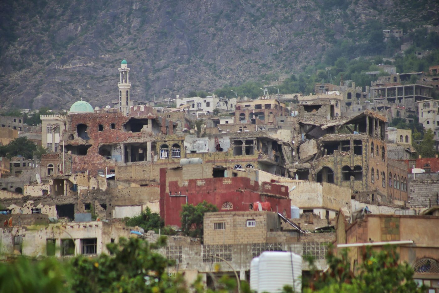 This fighting has damaged many homes in Taiz city. This is Al-Jahmalia neighborhood, one of the most affected areas in the city.
Photo: Khalid Al-Banna/NRC
