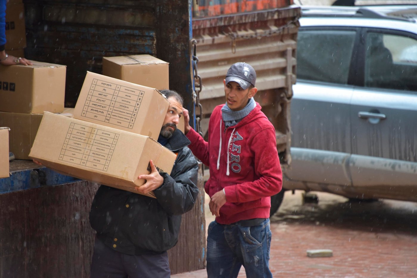 NRC staff offload relief kits from delivery trucks to distribute to families in Hazzeh, Eastern Ghouta. These boxes contain the necessities for everyday use (soap, hygiene items, blankets, mattresses, mats, jerry cans, plastic sheets and a plastic washing basin).
Photo: Tareq Mnadili/NRC