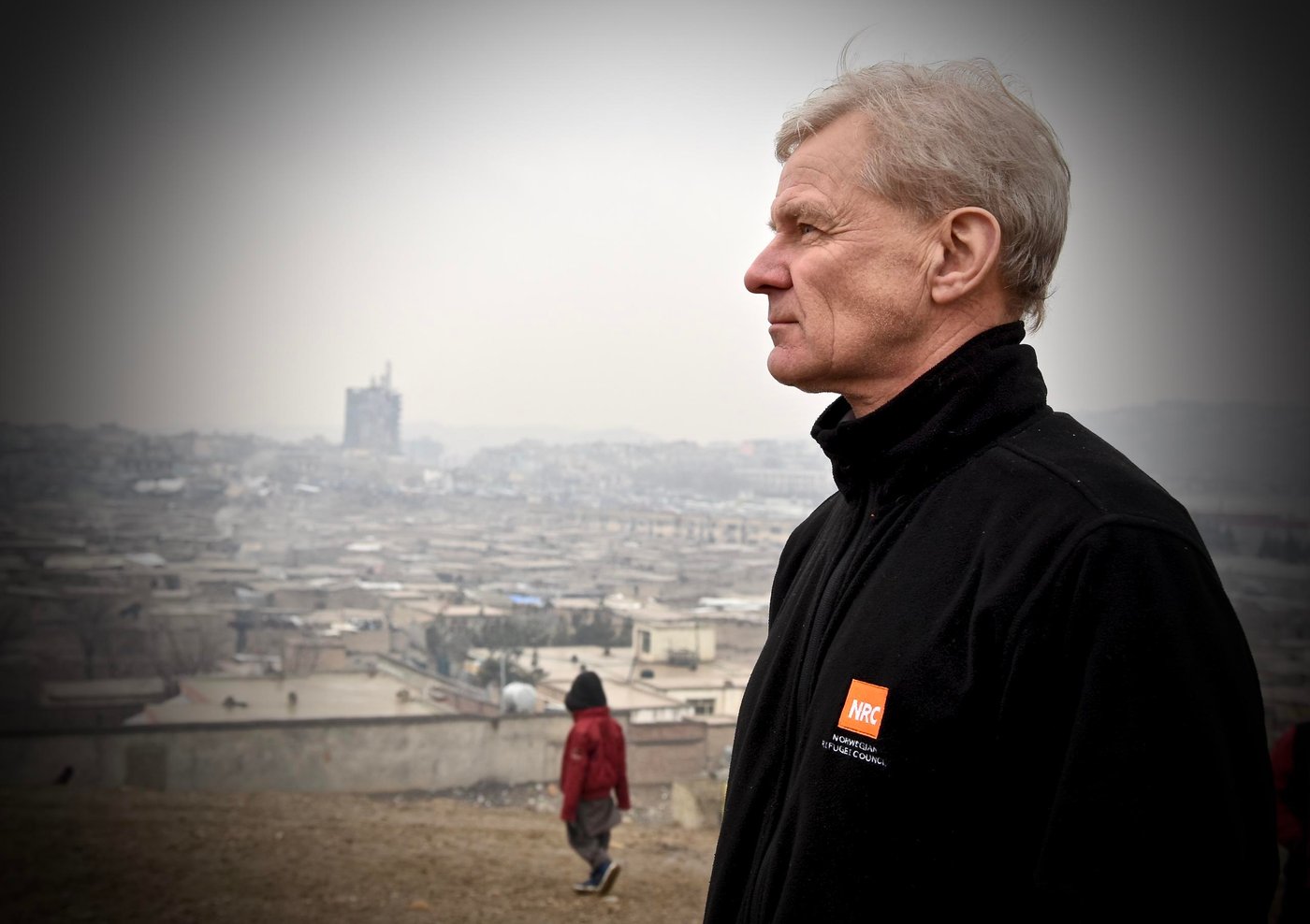 Jan Egeland visited an informal site in Kabul where 144 displaced families live. NRC has supported the families living here with building houses, latrines and water pumps.