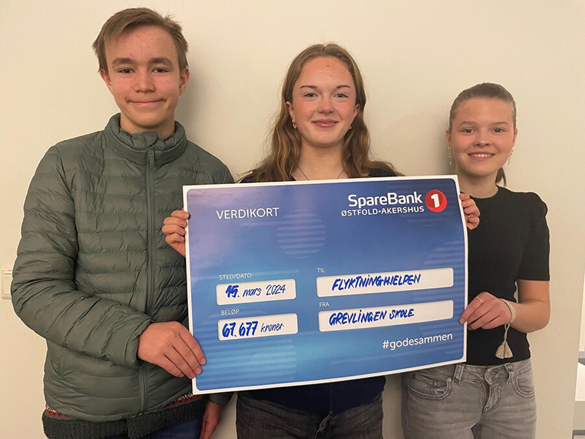 Elever ved Grevlingen ungdomsskole overleverer en sjekk til Flyktninghjelpen.