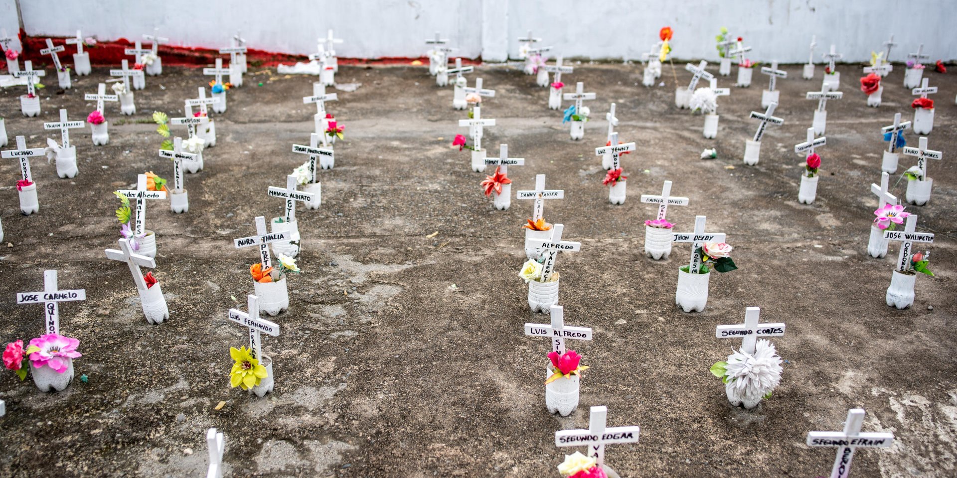 A memorial for victims of the conflict. On each cross is the name of someone who has lost their life.
The sign in the background says "Courage: keep going".
Photo: Christian Jepsen/NRC
____________
ESPAÑOL:
Un monumento comunitario a las víctimas del conflicto. En cada cruz figura el nombre de alguien que ha perdido la vida.
El cartel del fondo dice "ánimo: siguan adelante".
Foto: Christian Jepsen/NRC