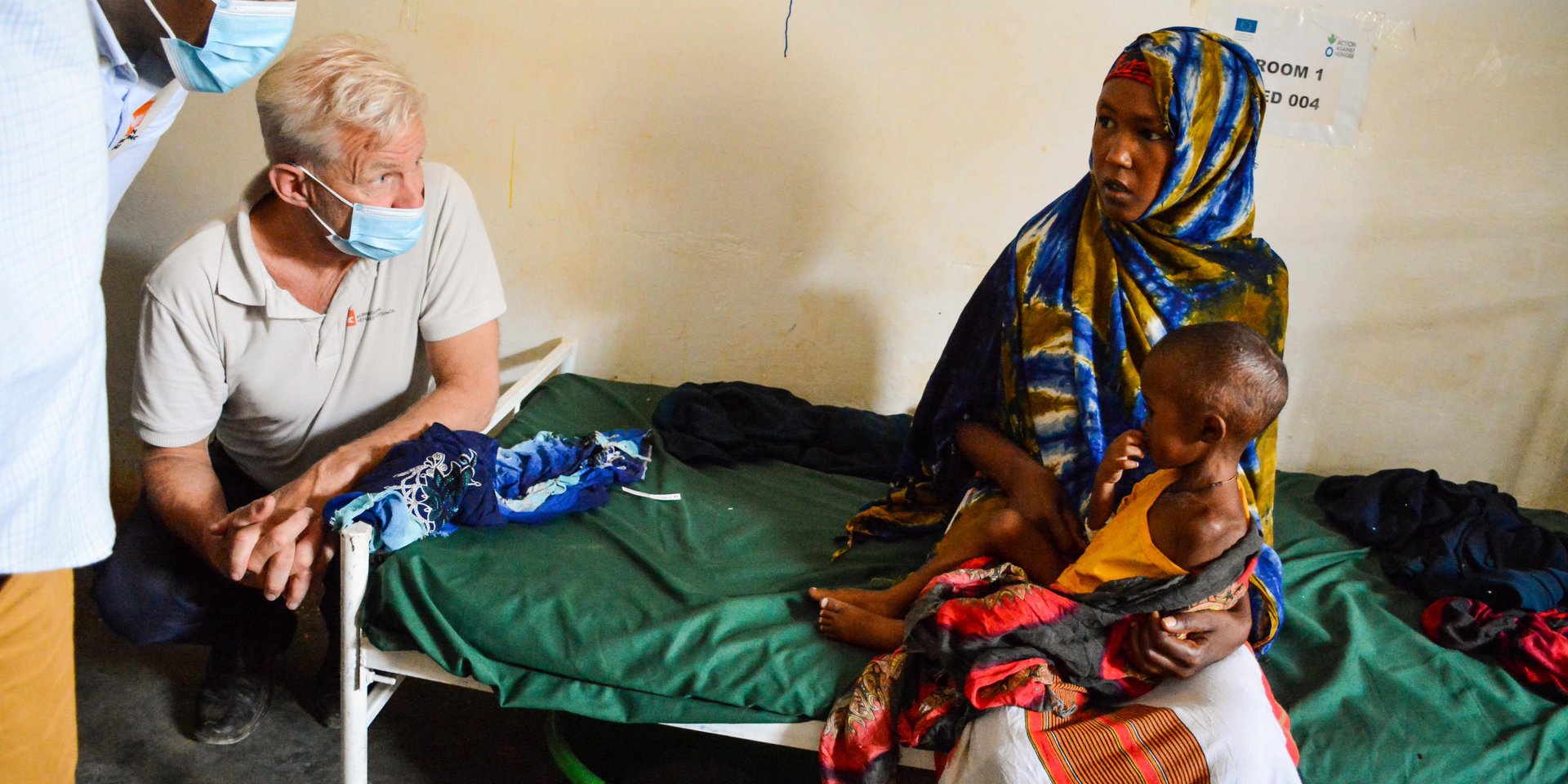 NRC Secretary General Jan Egeland meeting four-year-old Atar Mohammed Yarow and his mother at Bayahaw Hospital in Baidoa. Atar is severely malnourished and currently getting treatment at the hospital with several other children afflicted by the same problem.
Photo: Karl Schembri/NRC
Taken: 21 June 2022
