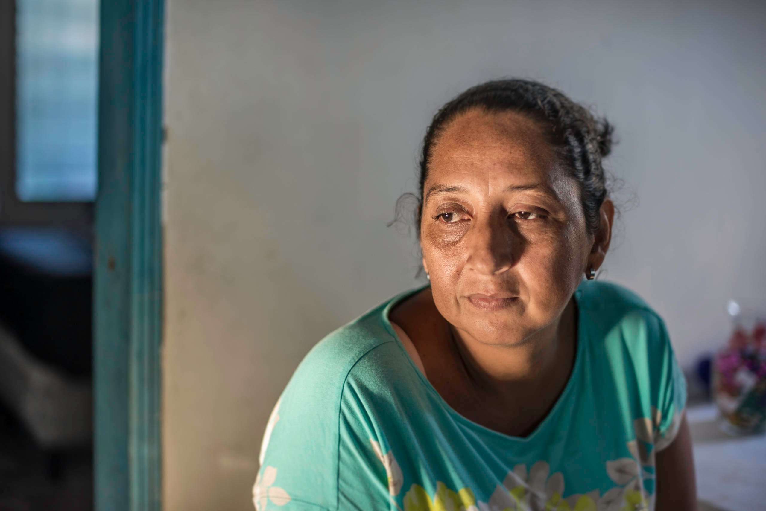 "Maria" and her children was chased away from her home in Honduras by a criminal gang. She worked hard to support her children, but still life was hard. She decided to start all over again in USA. But she was deported back to Honduras.