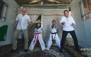 Yamama viser Eivind Berre og Bjarne Brøndbo fra DDE hvordan de skal gjøre ulike taekwondo-øvelser.