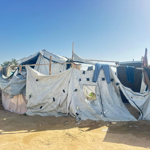 Ett provisoriskt tält i Gaza, uppfört av presenningar och annat tillgängligt material.