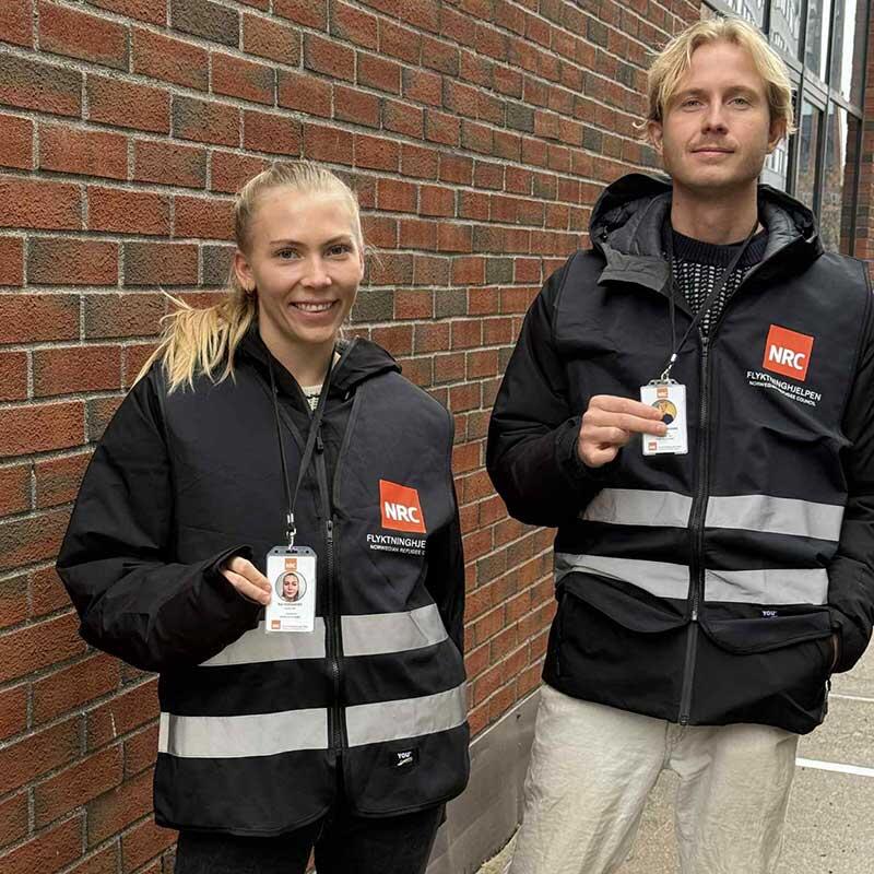 Våre ververe kan se forskjellige ut – de har ulik alder, bakgrunn og kjønn. Men alle er utstyrt med nettbrett, et ID-kort og klær med en NRC Flyktninghjelpen-logo i en tydelig oransje farge. 