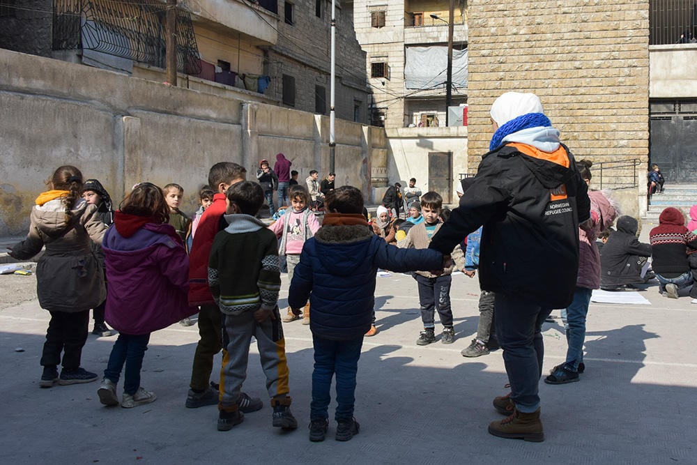 En ansatt i Flyktninghjelpen gjøt aktivitetsøvelser med syriske barn