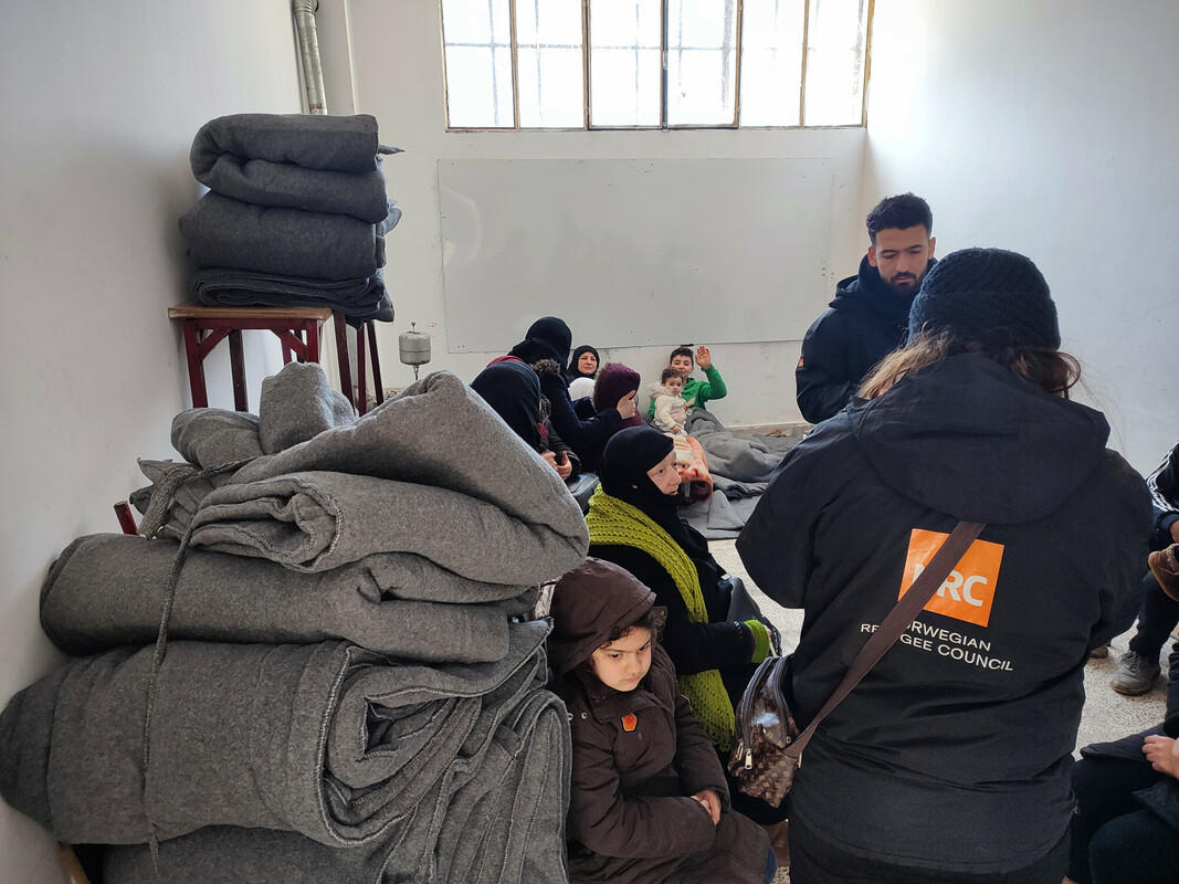 Flyktninghjelpen deler ut tepper, klær og vann til overlevende.