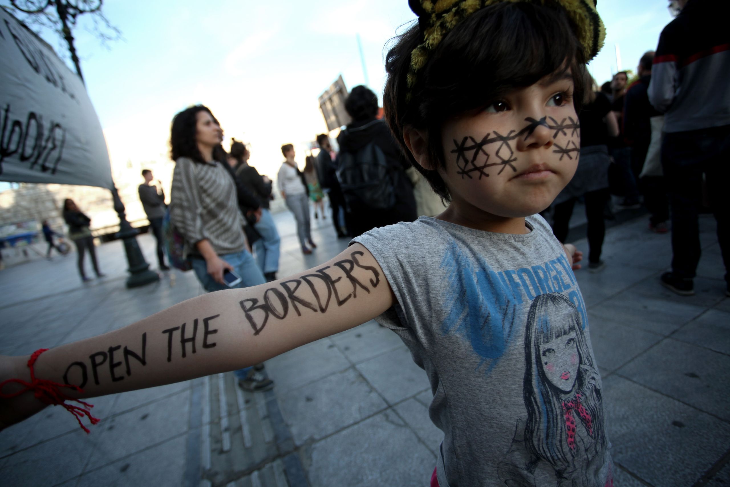 Venner og familie av seksten flyktninger som druknet i mars 2018 demonstrerer i Athen i Hellas. Foto: Giorgos Georgiou/Zuma Press/NTB Scanpix