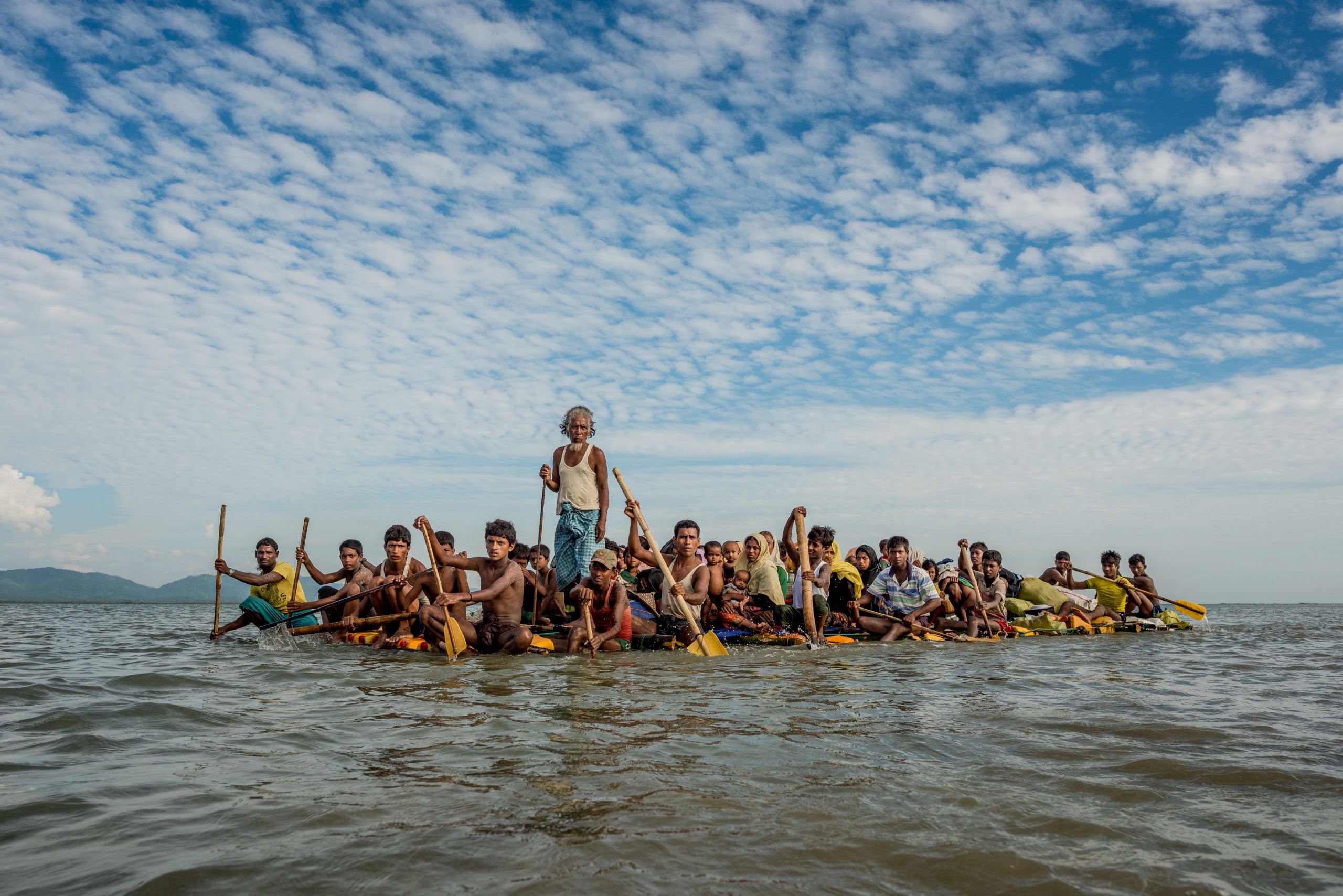 Rohingya-flyktninger tar seg over elven Naf inn i Bangladesh på en improvisert flåte i november 2017. Høsten 2017 var dette verdens raskest voksende flyktningkrise. Foto: Tomas Munita/The New York Times/NTB Scanpix