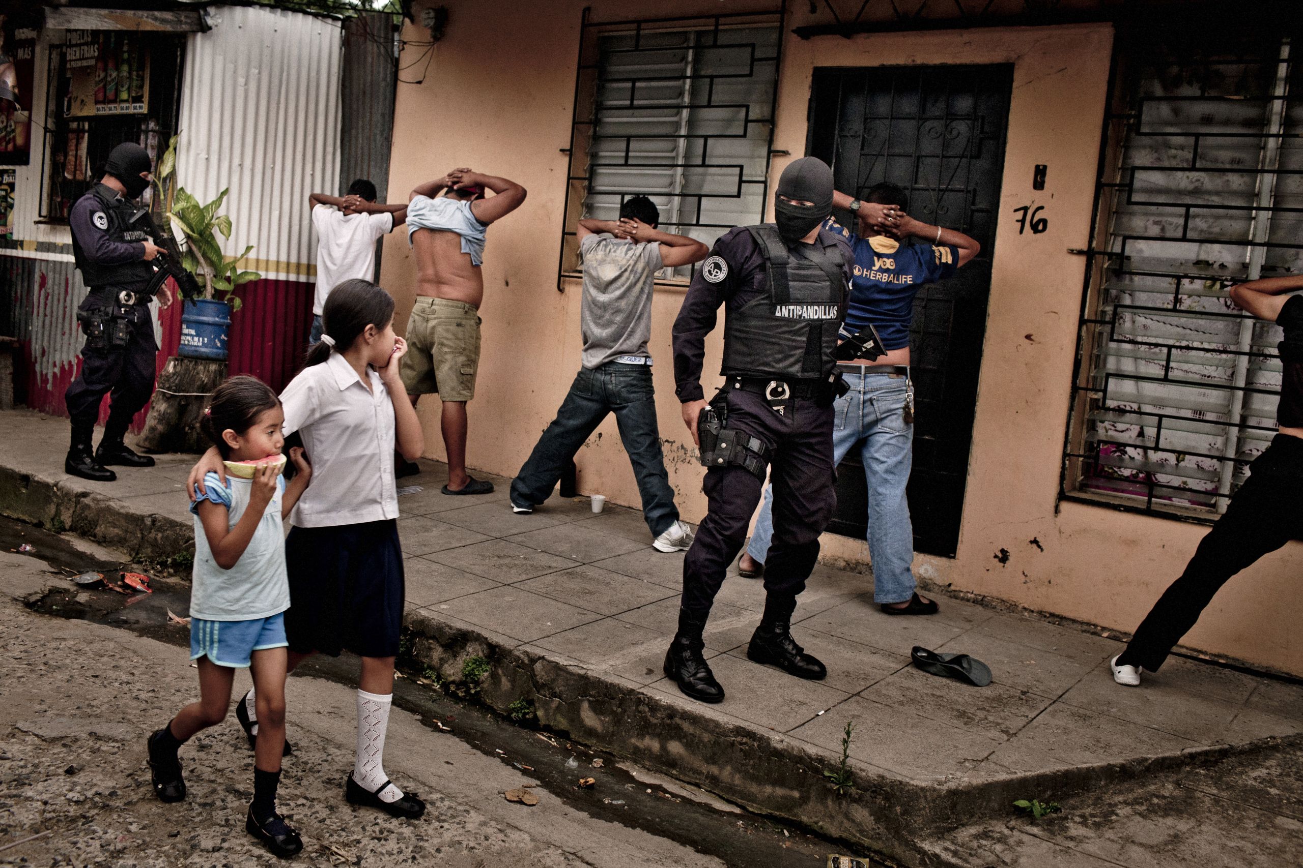 Night gangs. Сан-Сальвадор Сальвадор преступность. Эль Сальвадор преступность. Сан Сальвадор опасный город.