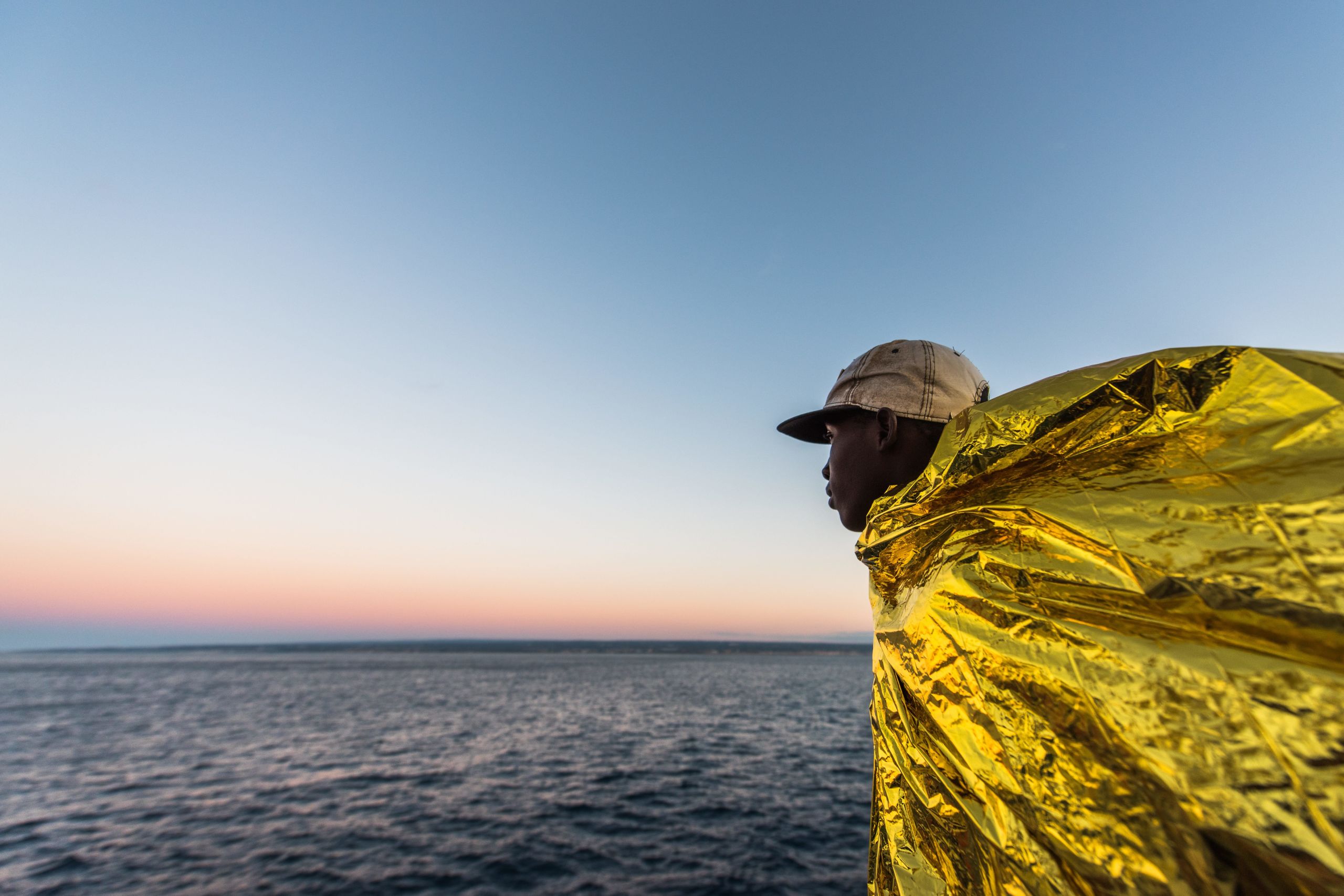 Etter å ha blitt reddet på sjøen sammen med 300 andre flyktninger er denne mannen på vei til Sicilia i Italia. Foto: Laurin Schmid/DPA/SOS Mediterranee/NTB Scanpix