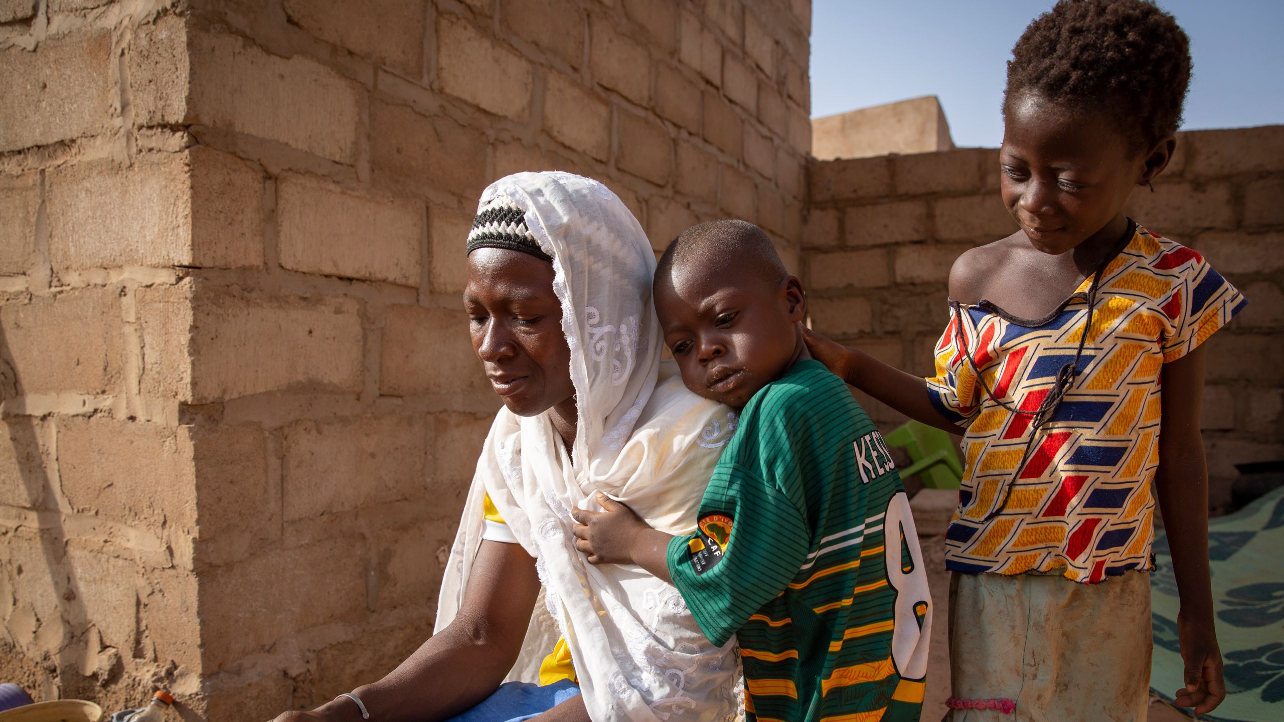 En kvinne og to barn.