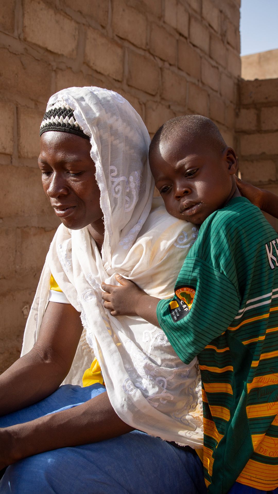 En kvinne og et barn.