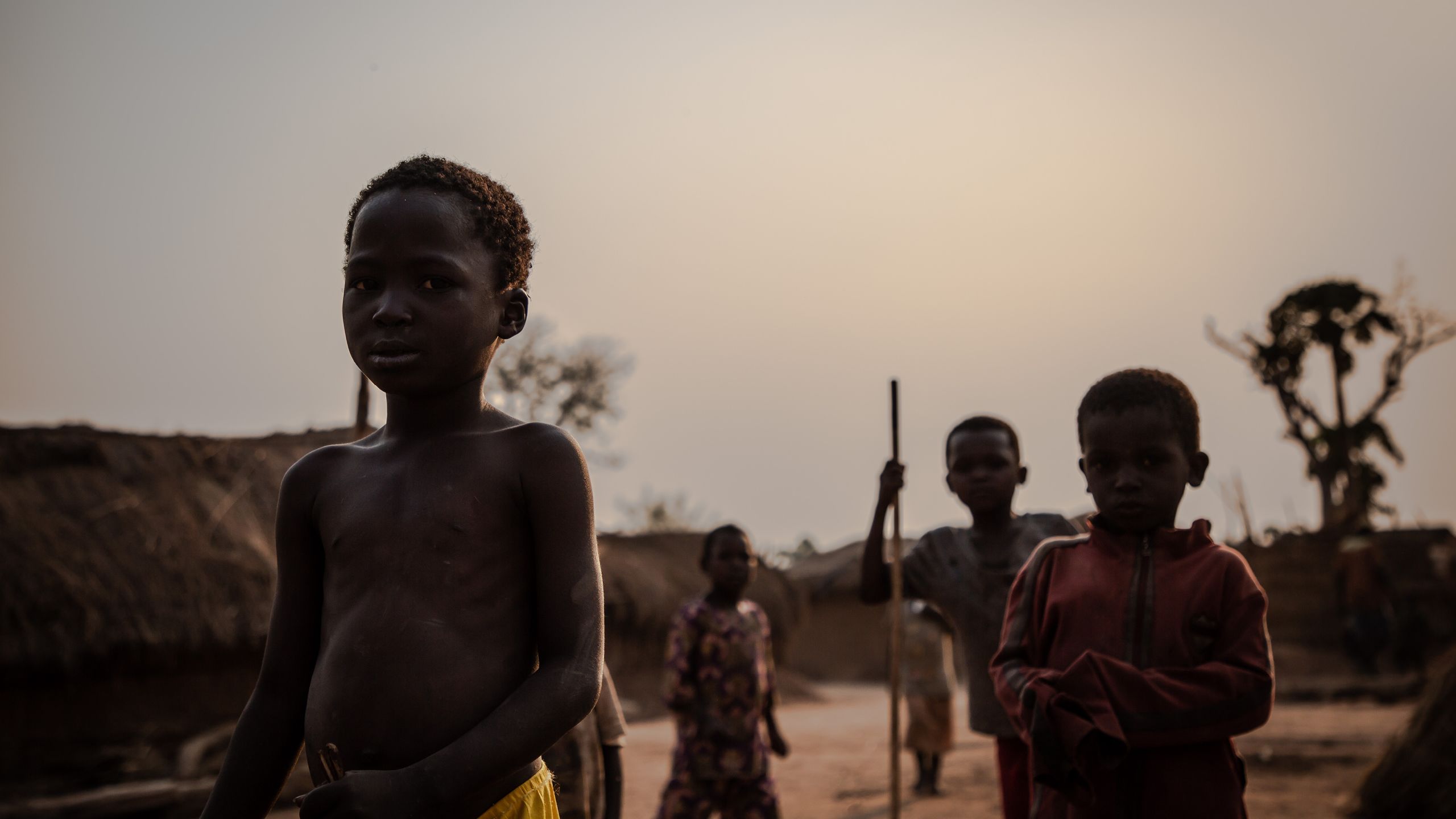 Barn står på en slette. 