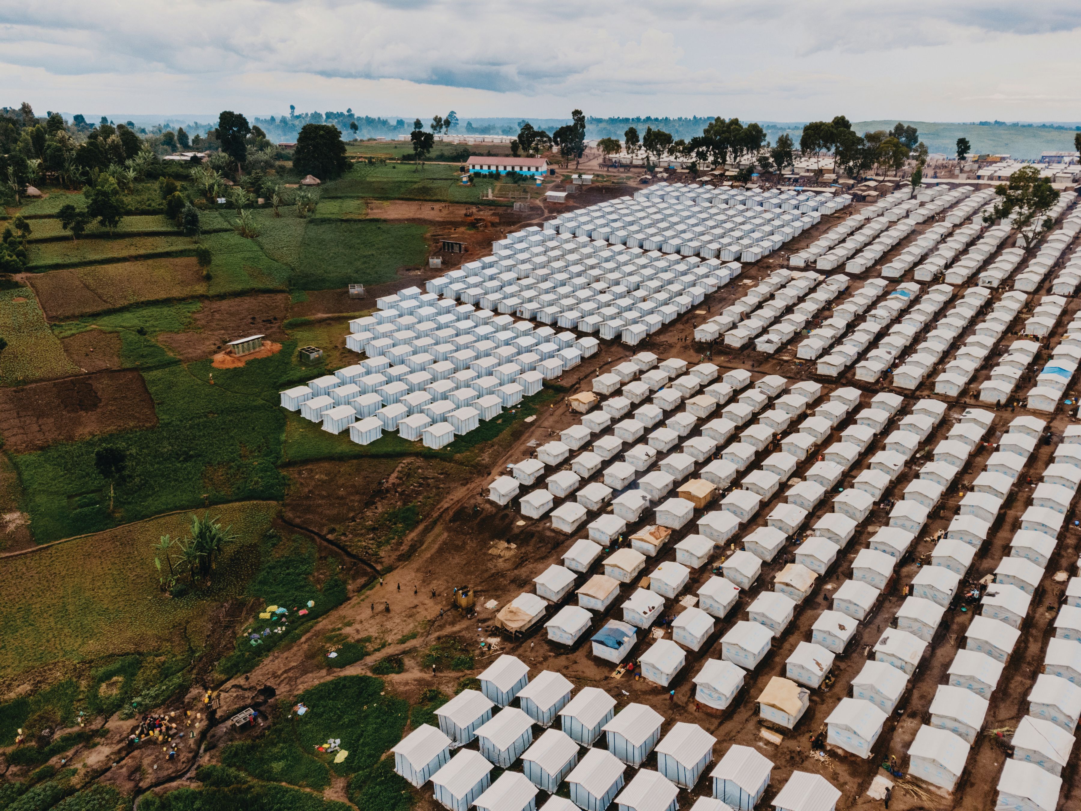 En flyktningleir sett ovenfra. Flere hundre telt er satt opp i sirlige rekker.