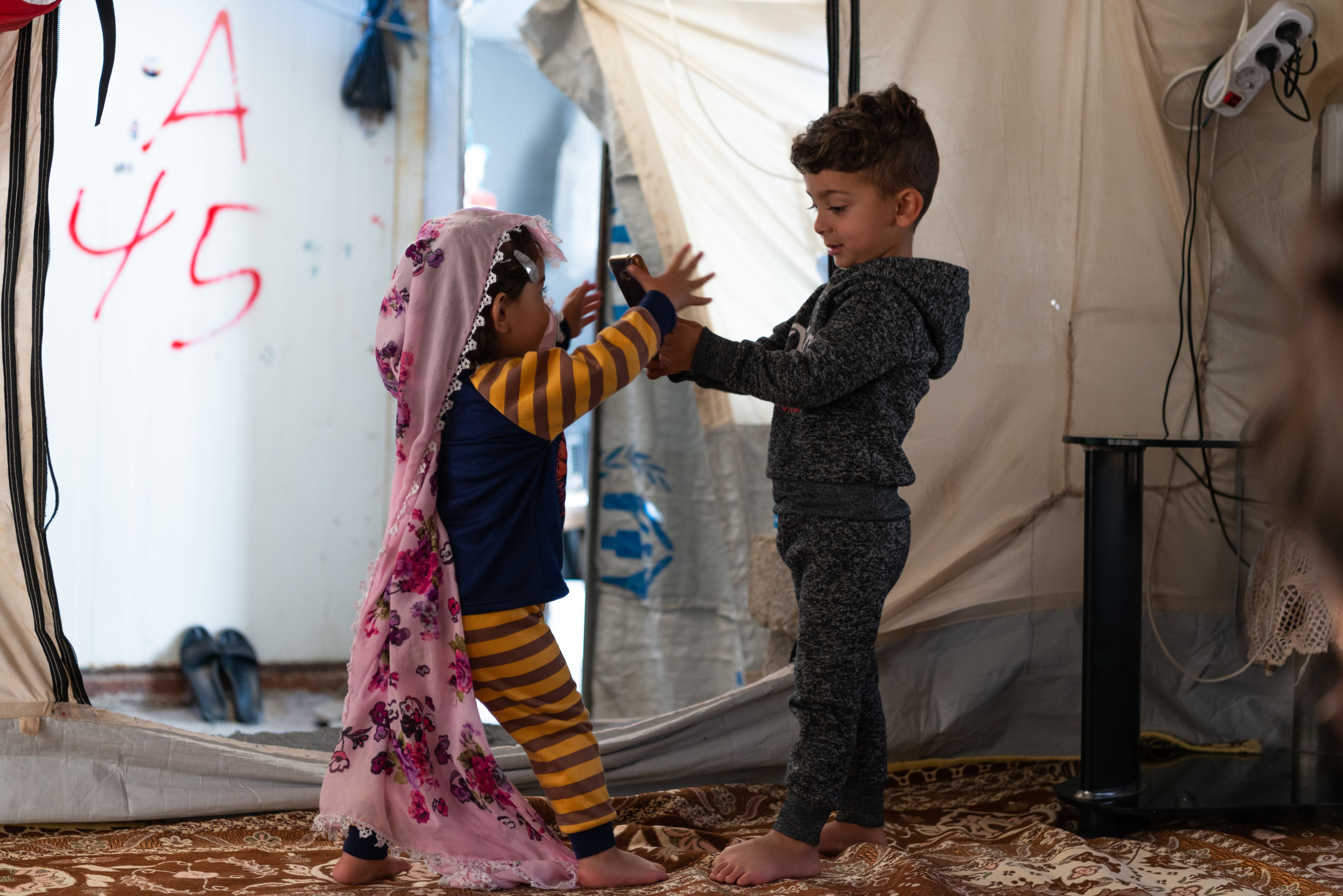 To barn leker med hverandre.