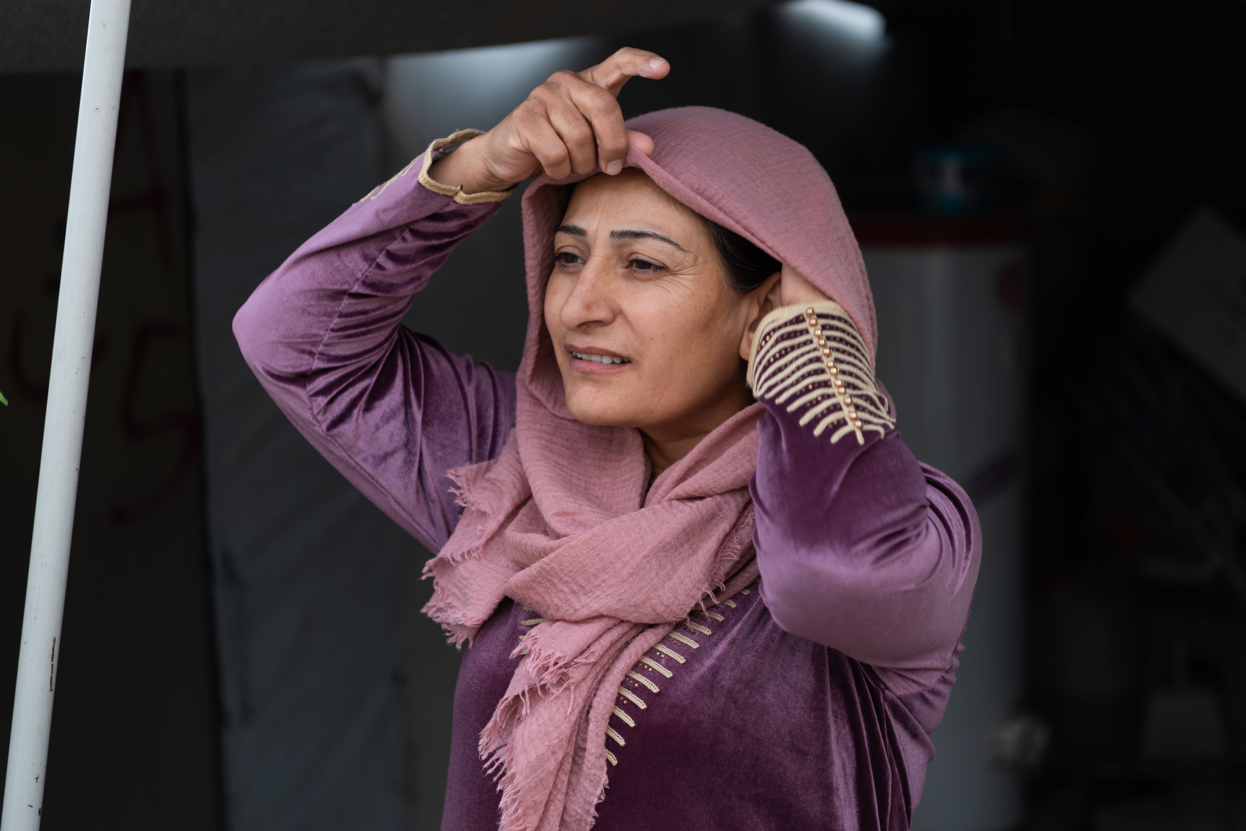 Kamla retter på det lyserosa sjalet. 