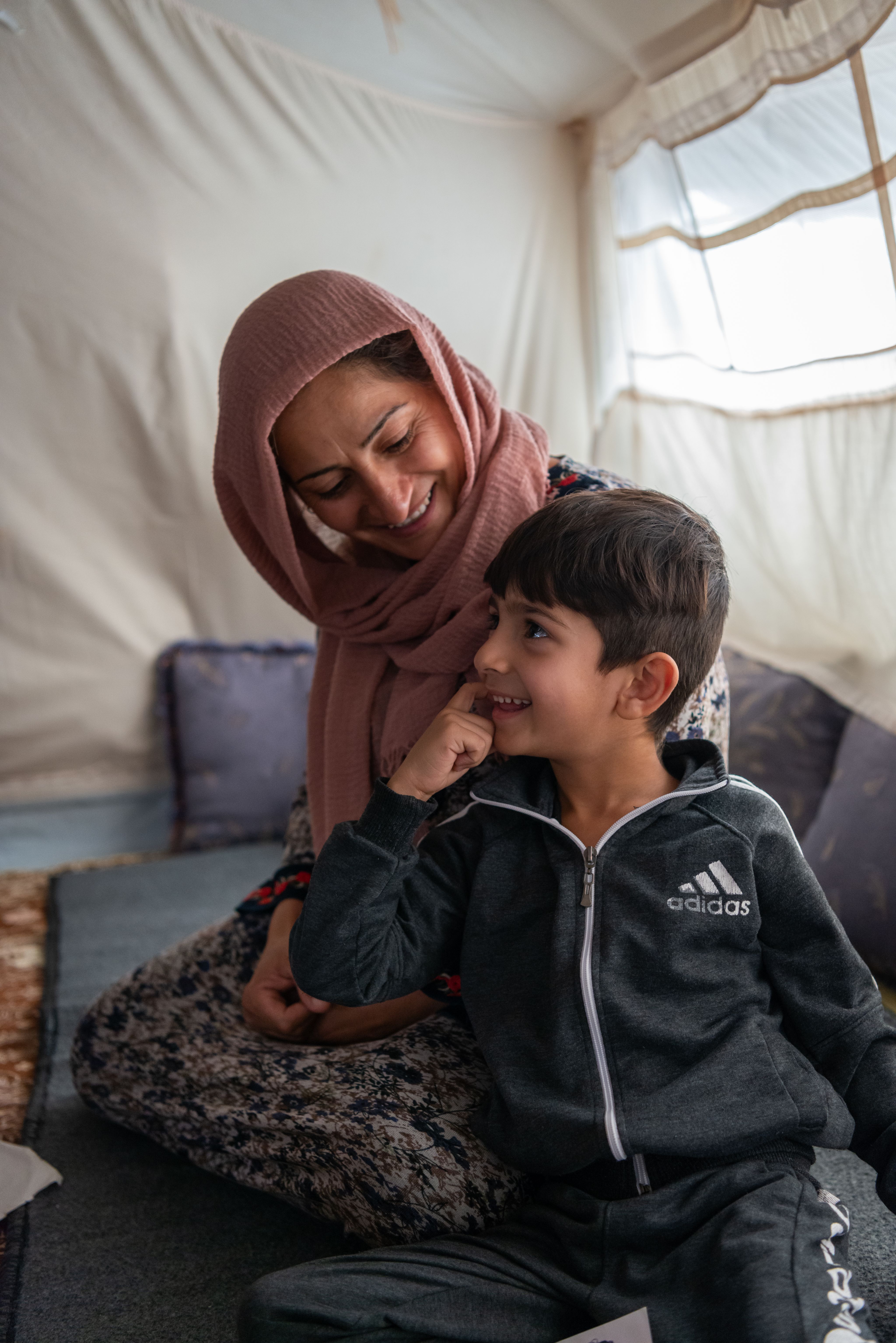 Kamla og sønnen Ali Omar ser på hverandre og smiler.