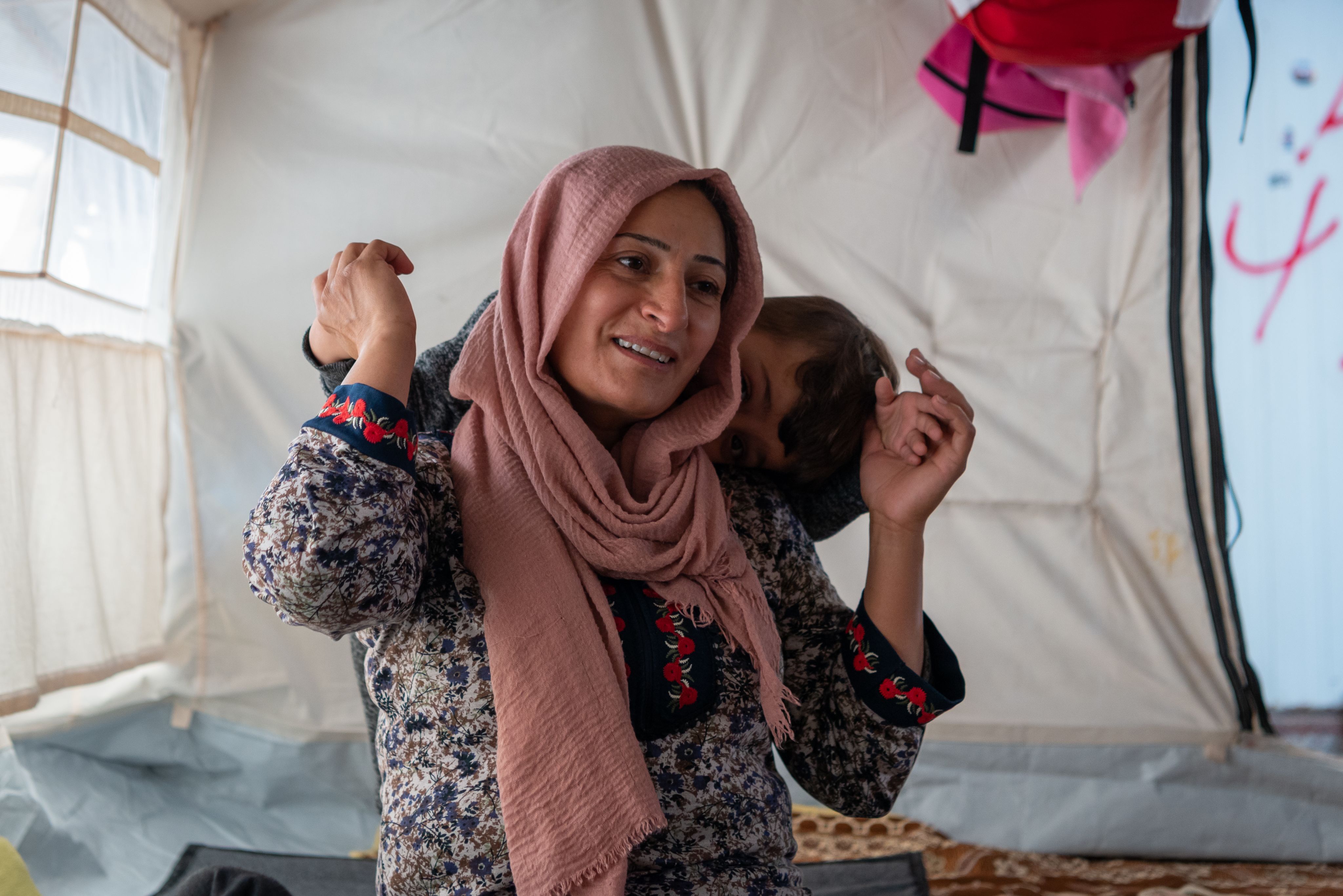 Kamla leker med sønnen sin.