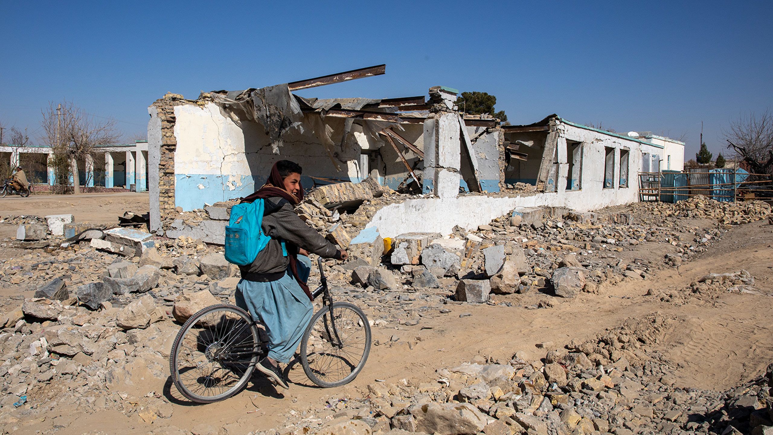 Nazir (13) sykler forbi skolen sin som ble ødelagt av en bilbombe i november i fjor