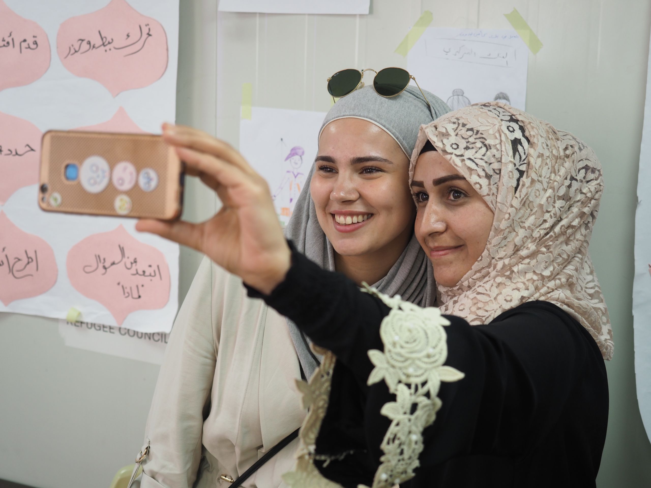 Iman Meskini tar en selfie sammen med en ung syrisk kvinne ved en av Flyktninghjelpens skredderkurs i Jordan.