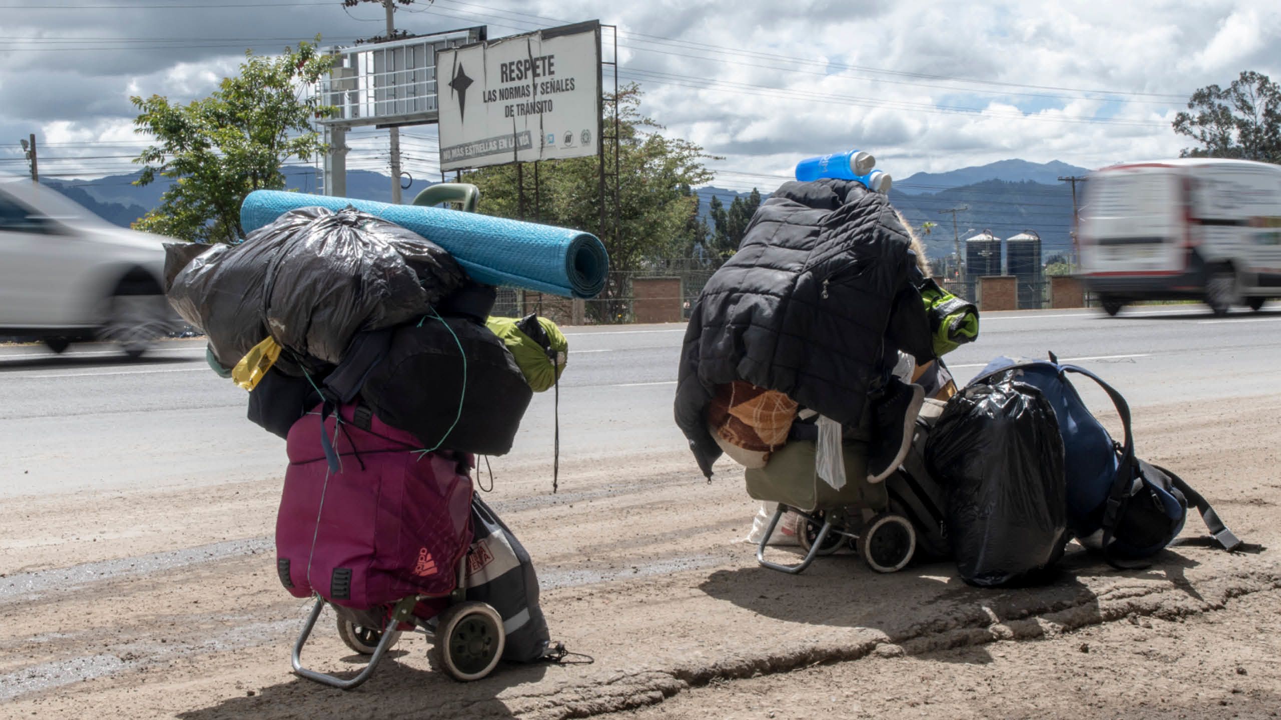 Bagasjen til to venezuelanere i Colombia står langs motorveien.