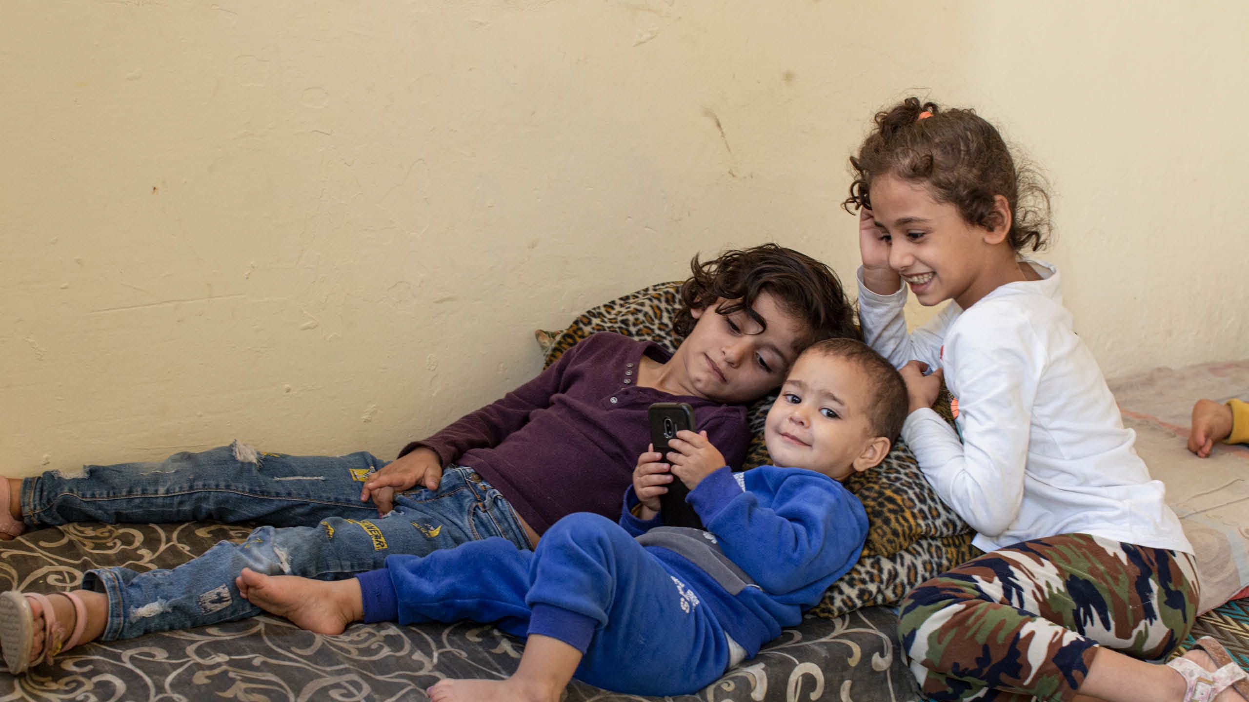 Jude (6) og Fatima (7) leker med lillebror, Doaa (1) hjemme i leiligheten deres i Beirut.