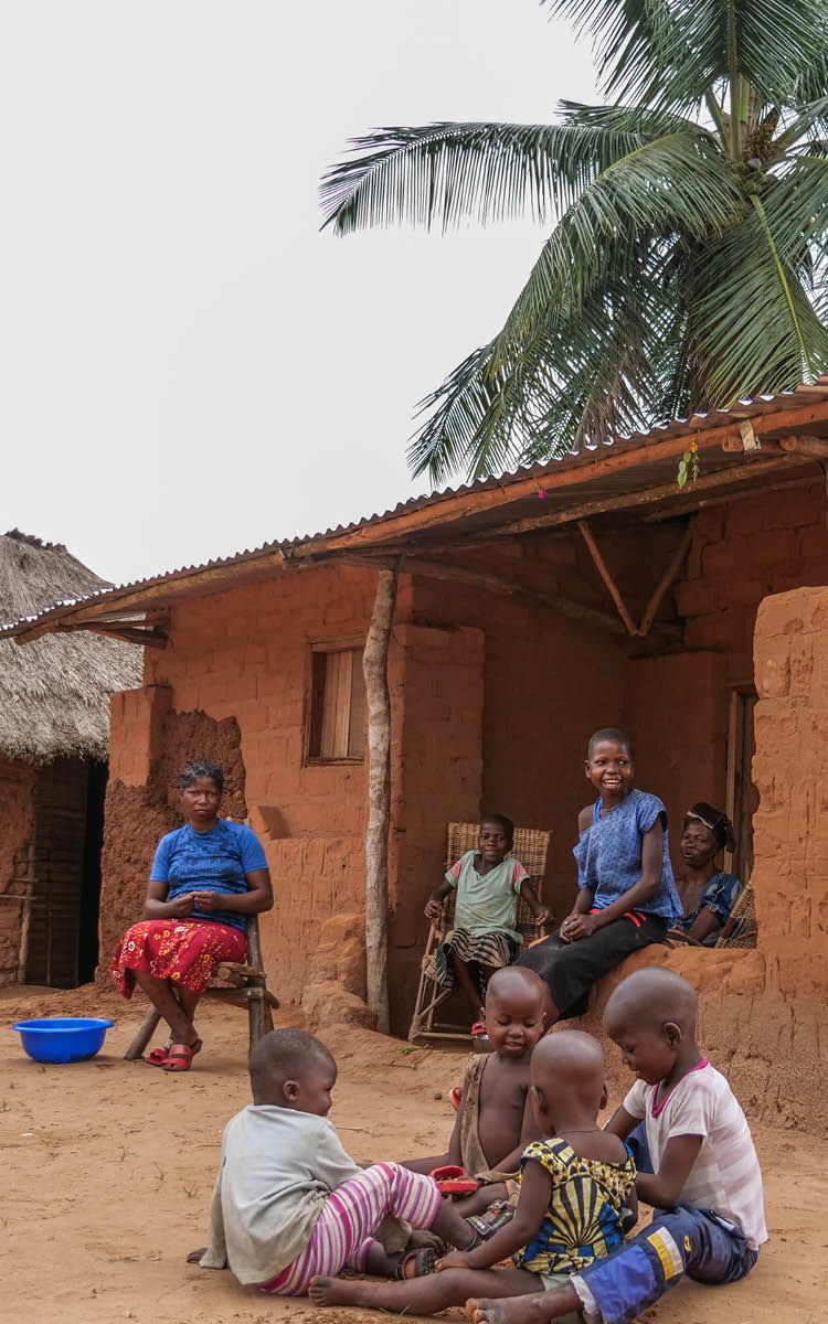 En gruppe barn leker sammen utenfor et nylig reparert hus.