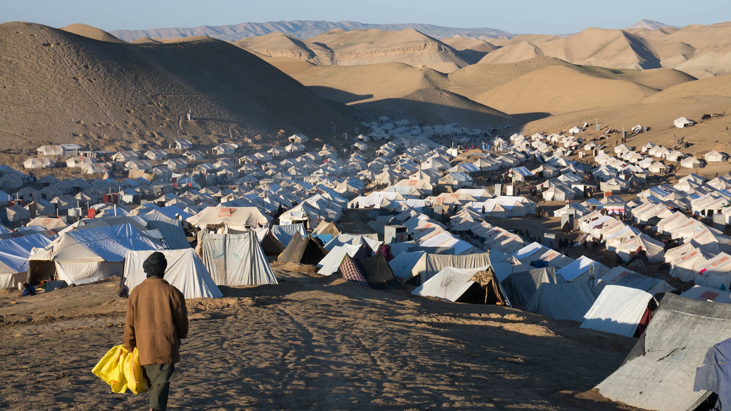 En man ser ut over en teltleir for internt fordrevne i Afghanistan.