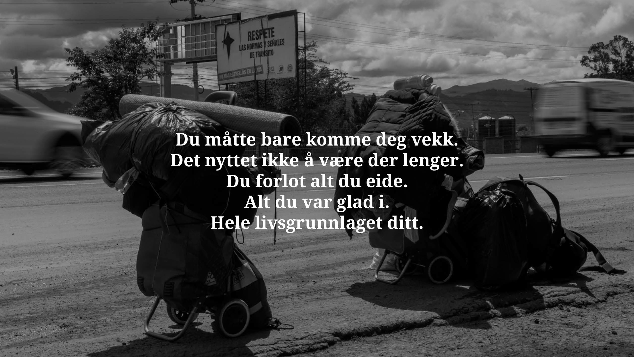 Bagasjen til to venezuelanere i Colombia står langs motorveien.