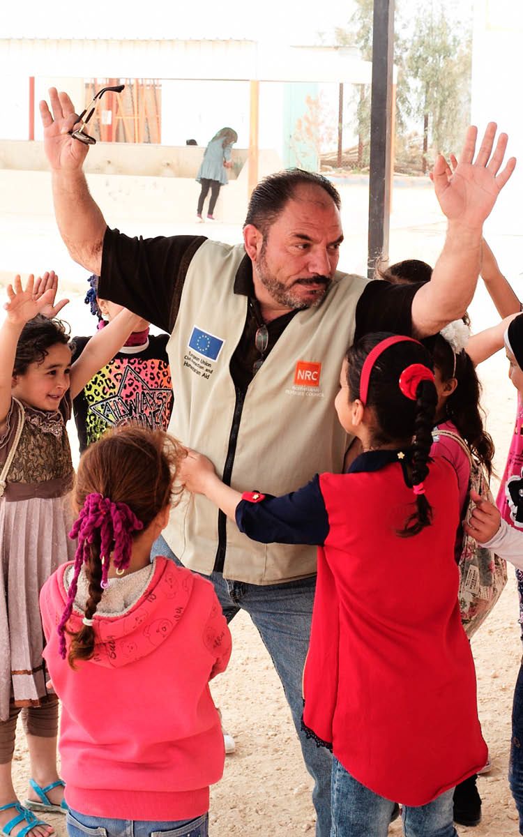 Barn fra ulike klasser leker sammen på Flyktninghjelpens senter for læring i Zaatari flyktningleir, Jordan.