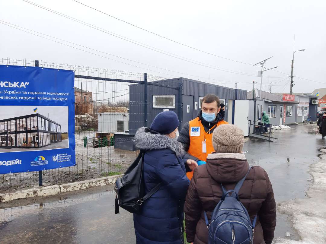 Anatolii Kulikov er en av Flyktninghjelpens juridiske rådgivere. Her gir han informasjon ved grenseovergangen Stanytsia Luhanska. Foto: Serhii Lesnikov/Flyktninghjelpen